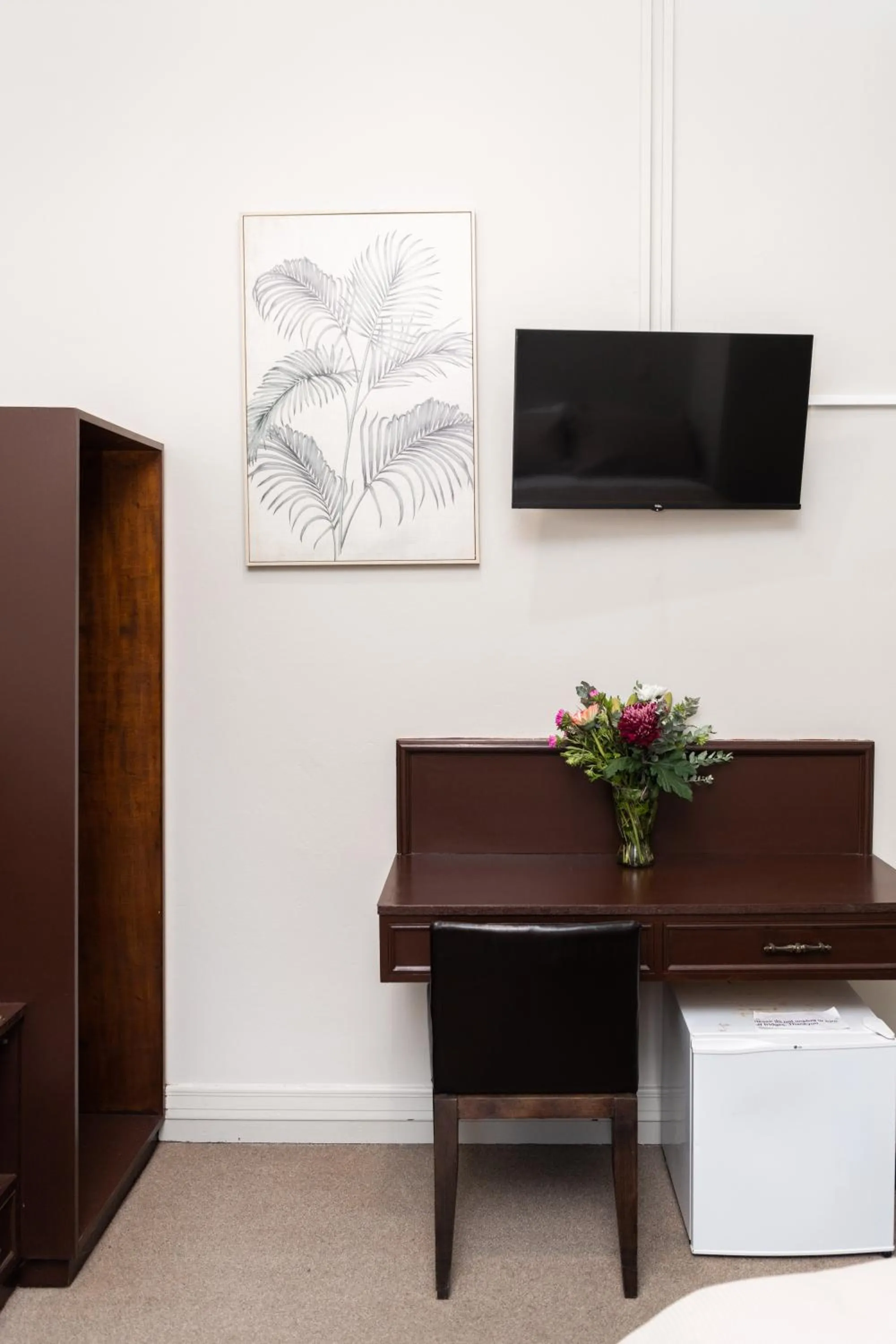 TV and multimedia in New Crown Hotel Motel