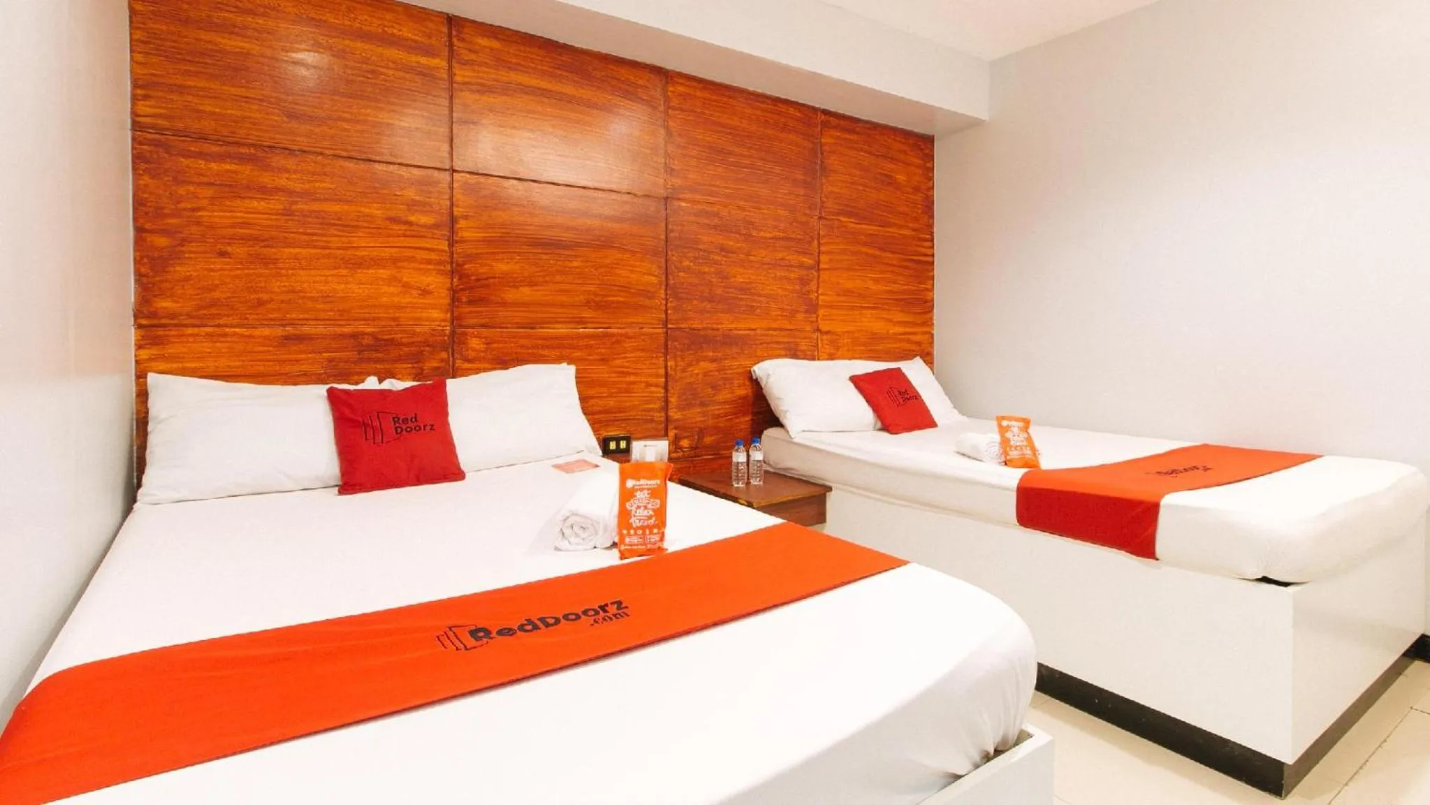 Bed in RedDoorz at Homa Resort Hotel