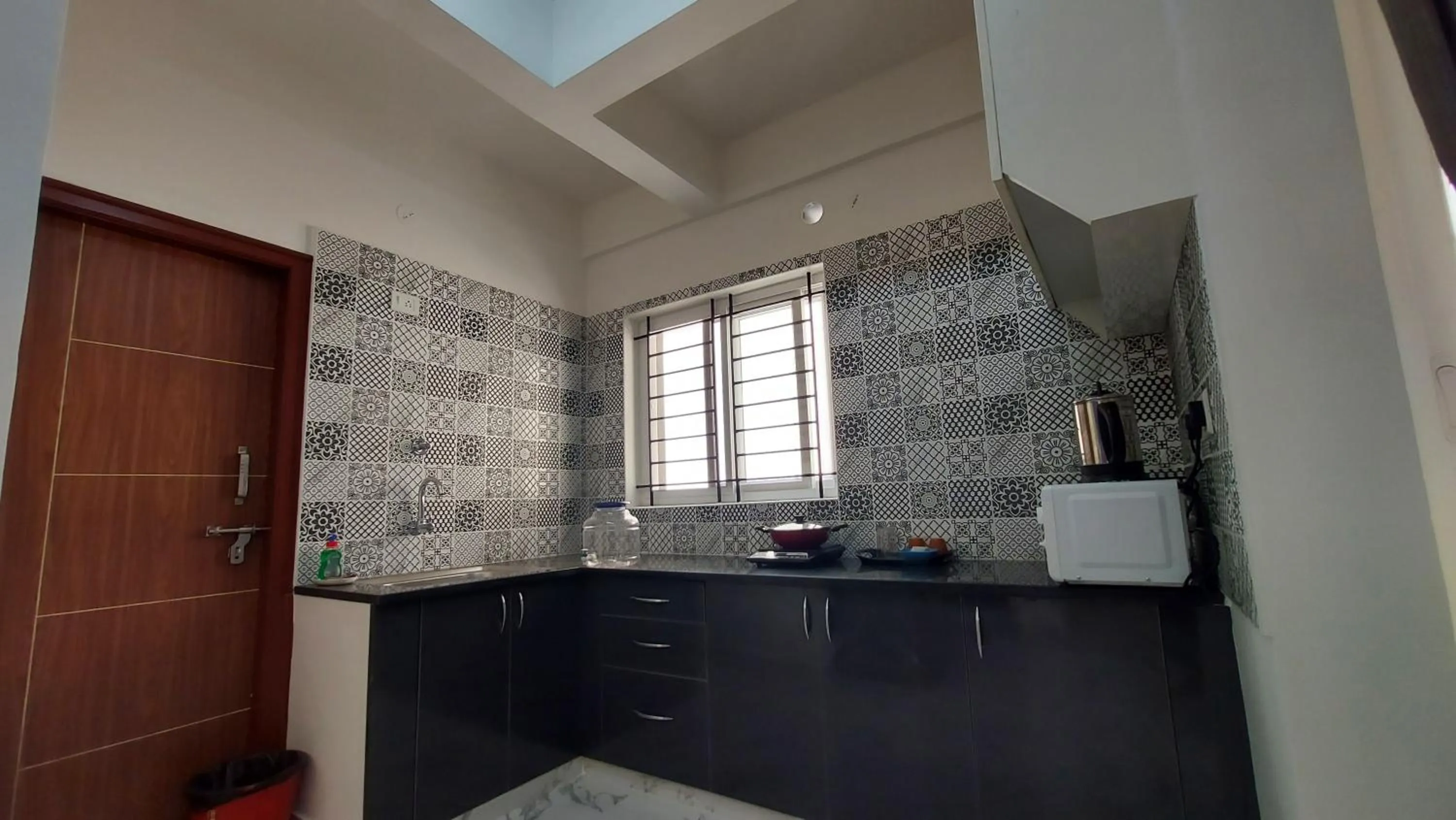 Kitchen or kitchenette in Tranquil Serviced Apartments - HSR Layout