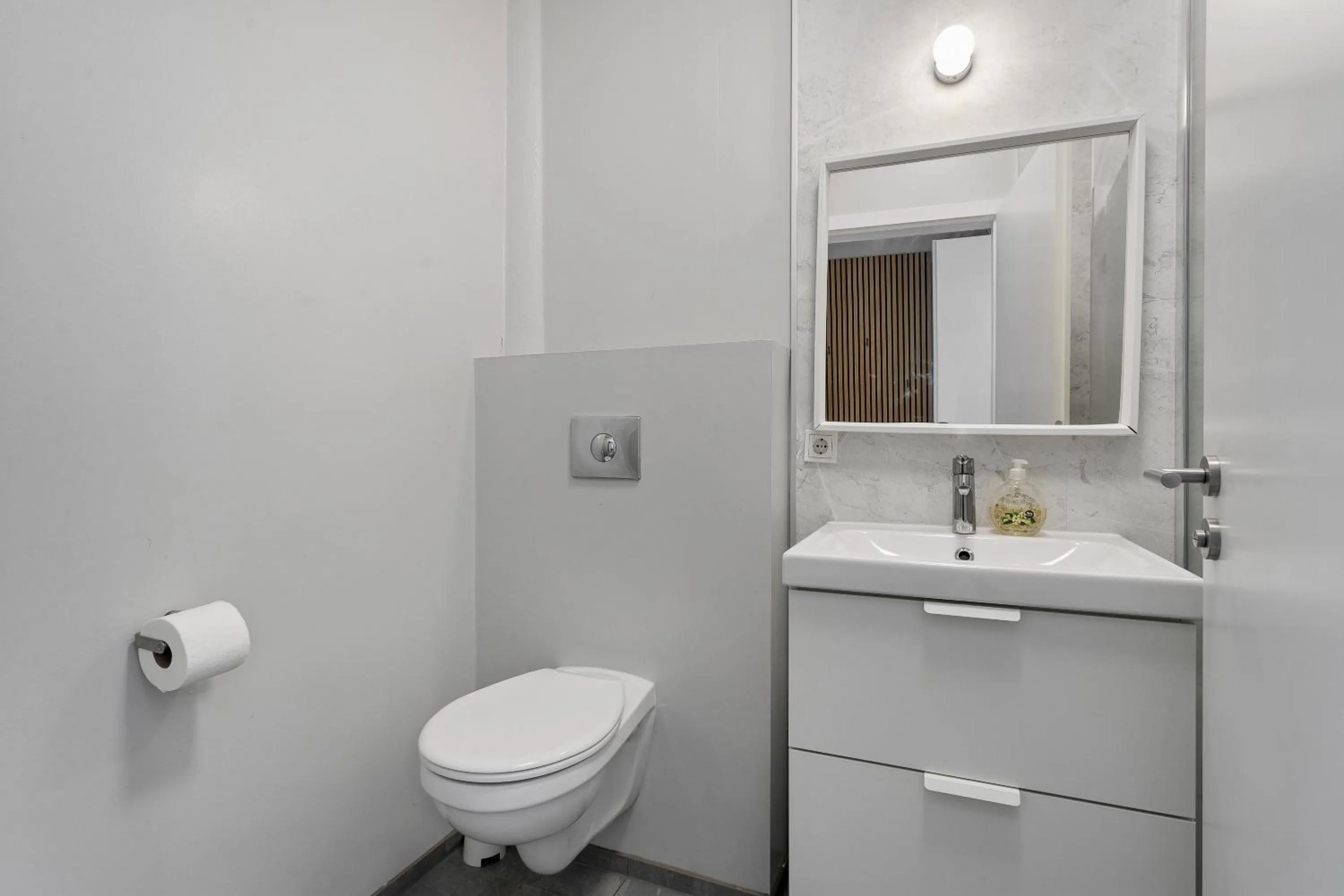Toilet in Iceland Comfort Apartments by Heimaleiga