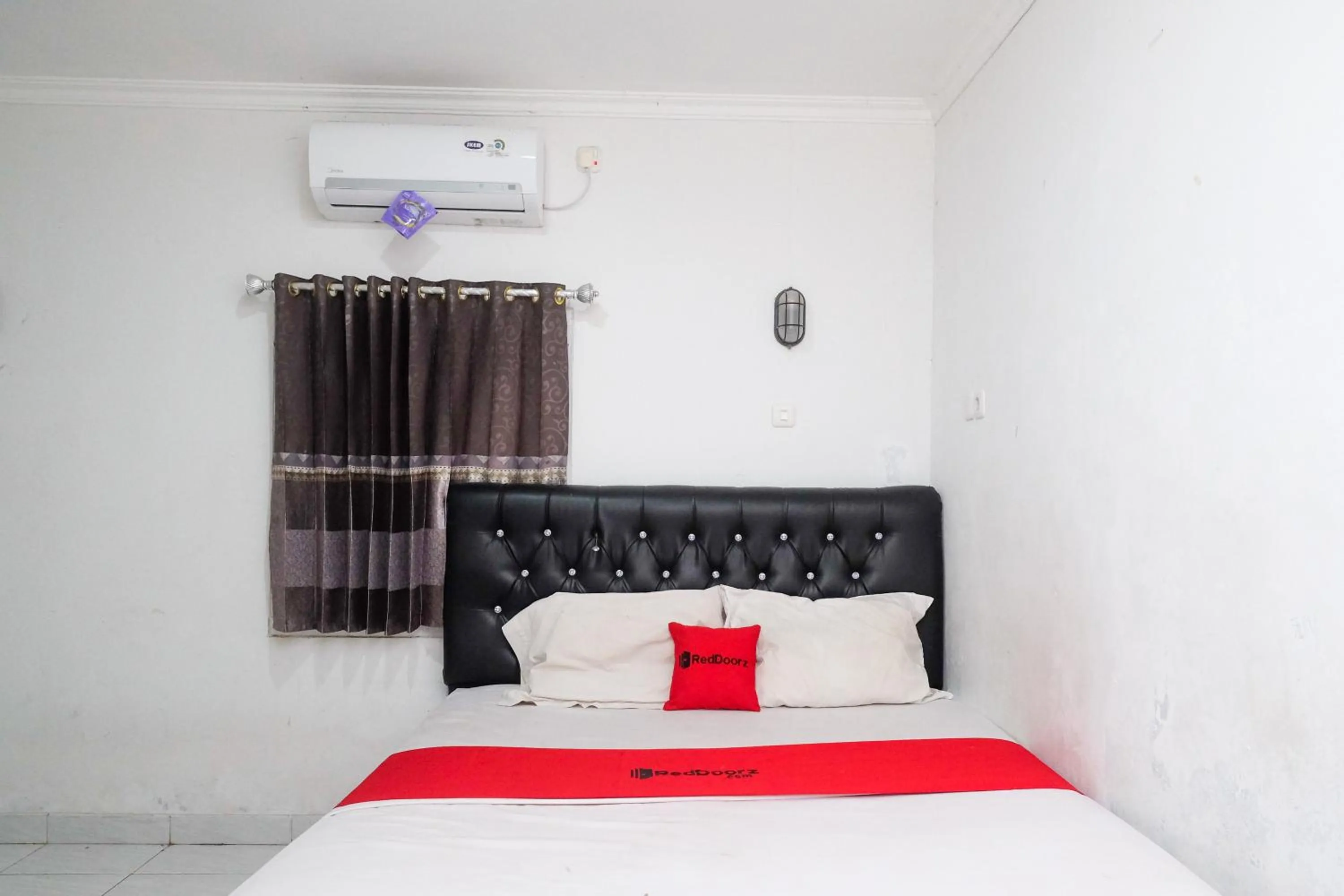 Bedroom, Bed in RedDoorz Syariah at Griya Merbotan Demak