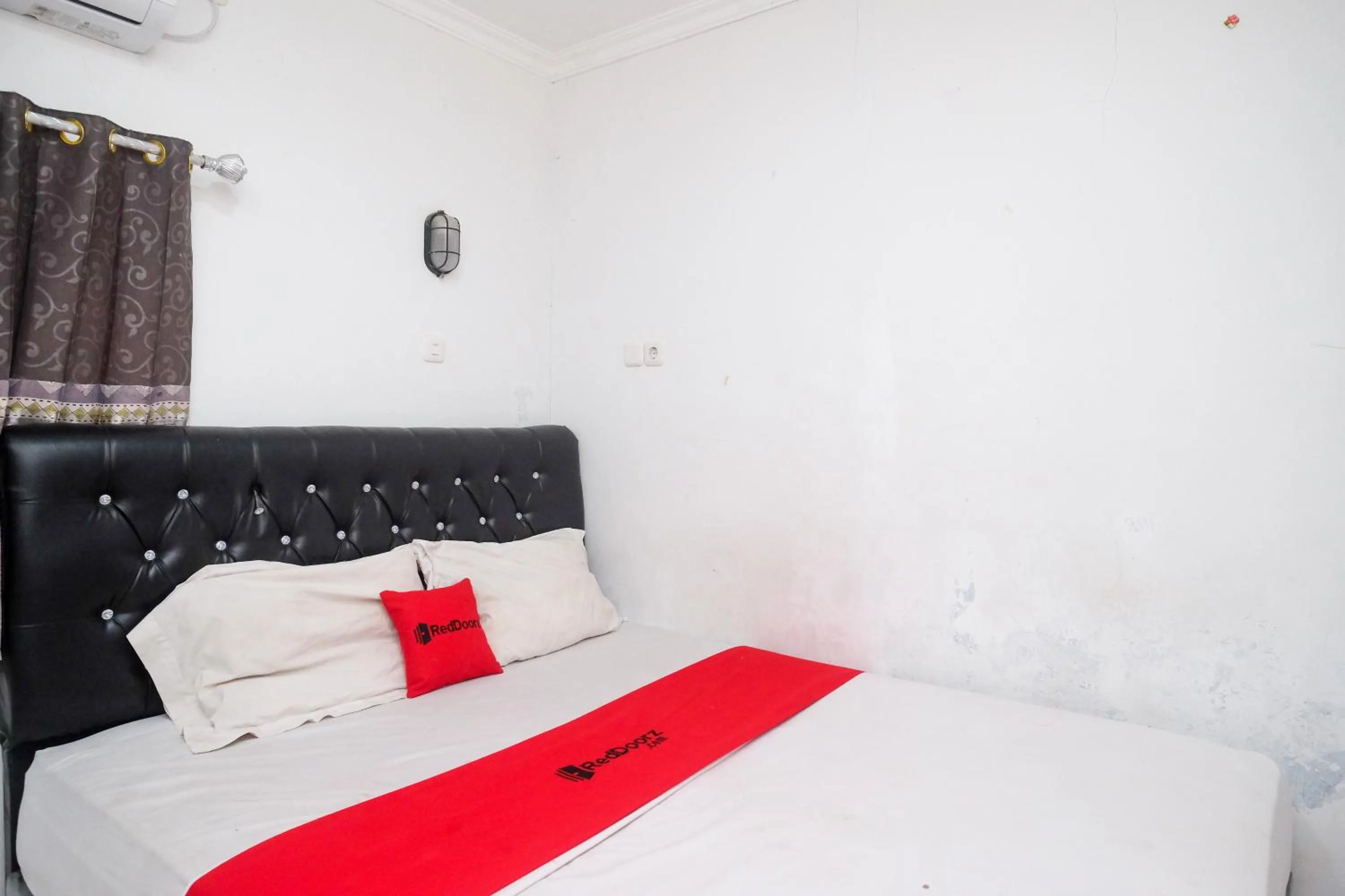 Bedroom, Bed in RedDoorz Syariah at Griya Merbotan Demak