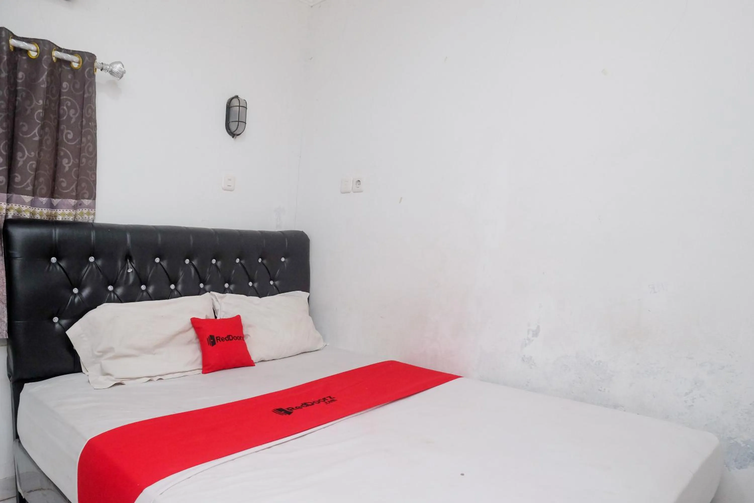 Bedroom, Bed in RedDoorz Syariah at Griya Merbotan Demak