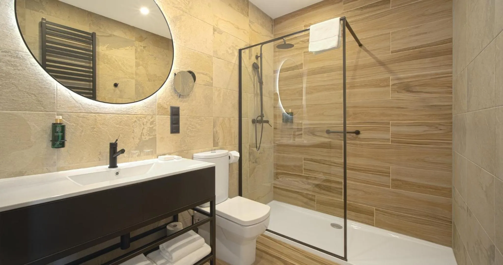 Shower in Hotel Pavco