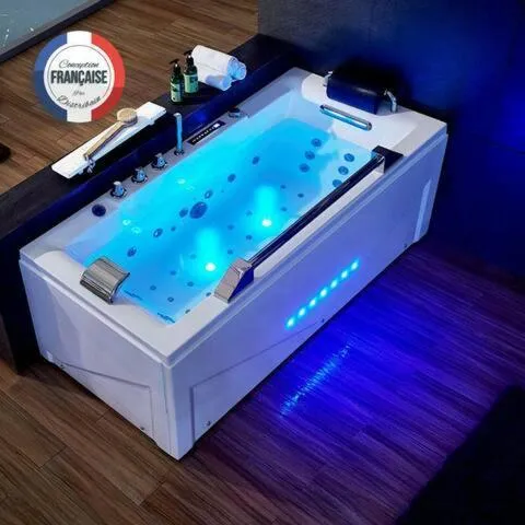 blue room, kitchenette