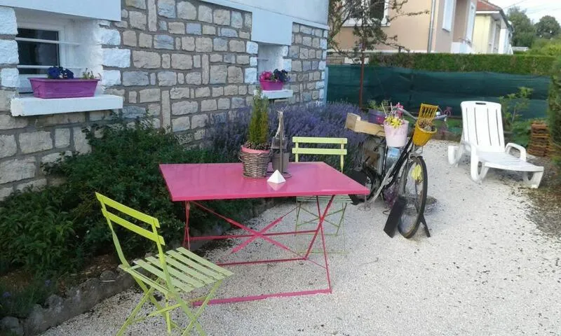 blue room, kitchenette