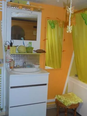 blue room, kitchenette