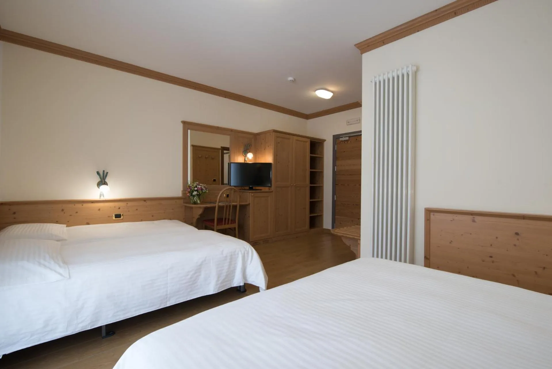 Bedroom, Bed in Hotel Colfosco