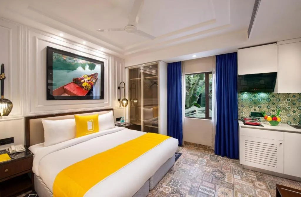 Bedroom, Bed in Bloom Boutique l GK1