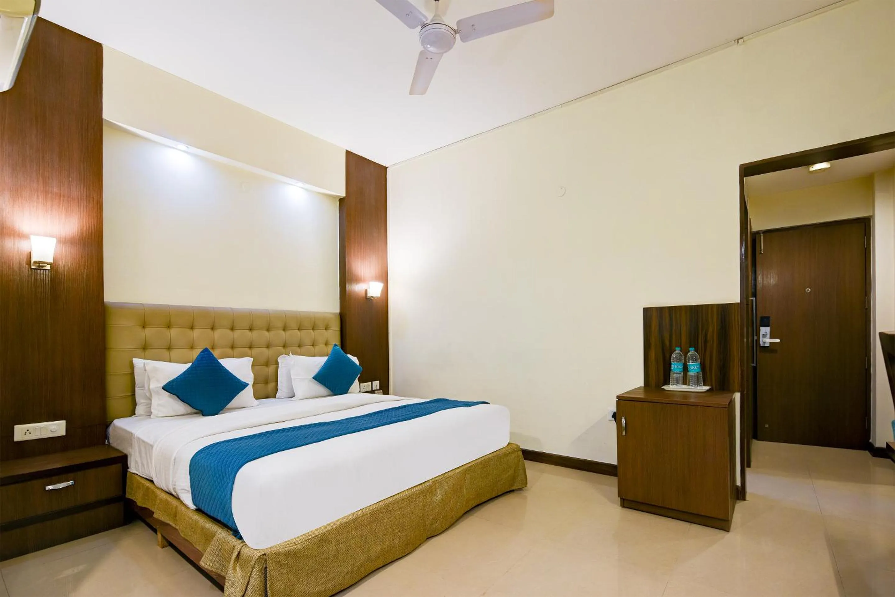 Bedroom, Bed in The Pamposh Hotel