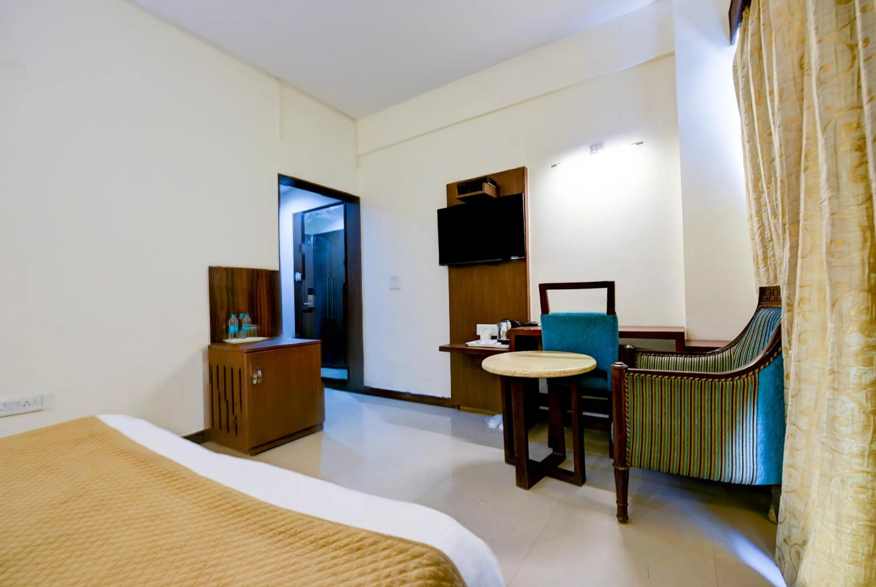 Seating area, Bed in The Pamposh Hotel