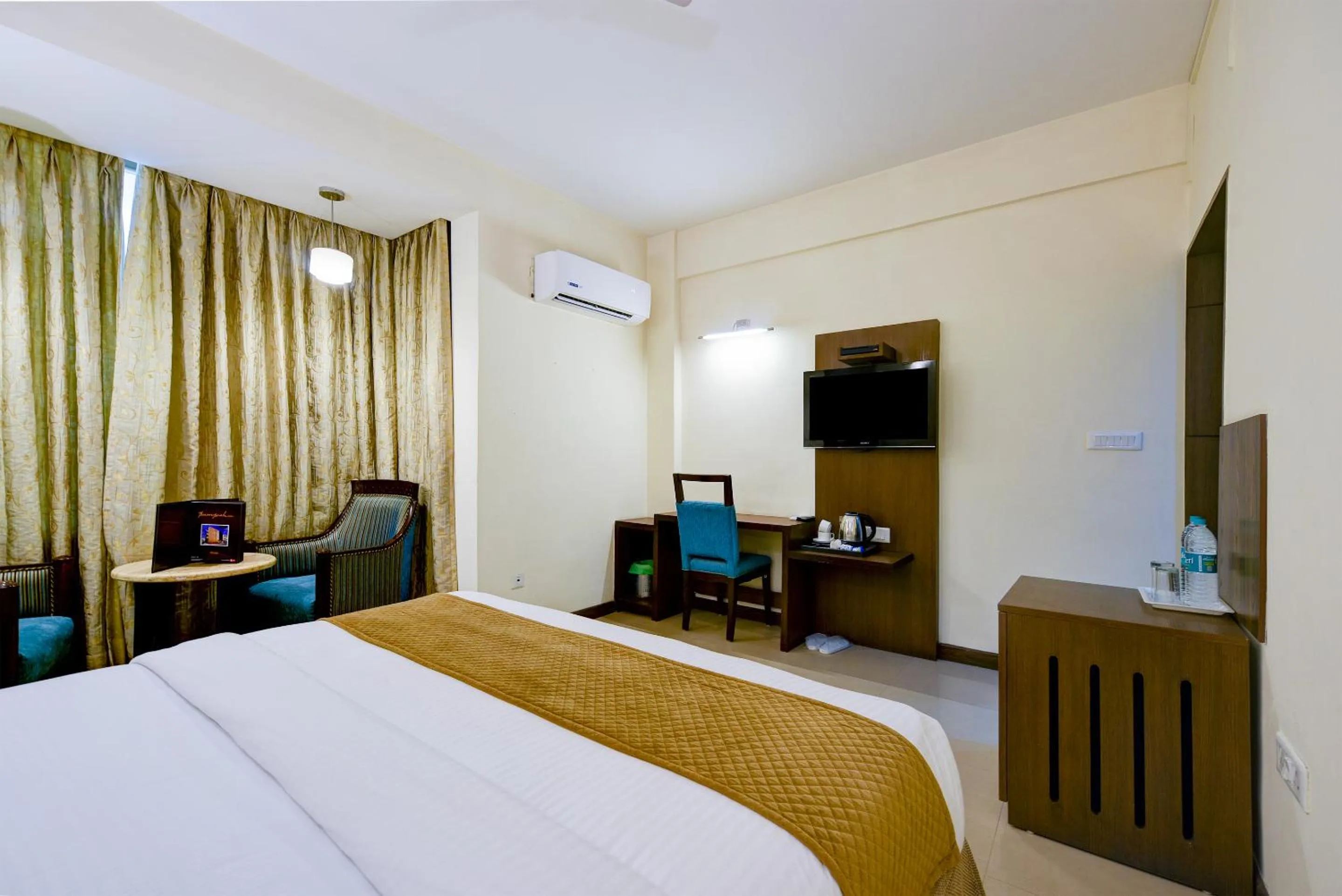 Bed in The Pamposh Hotel