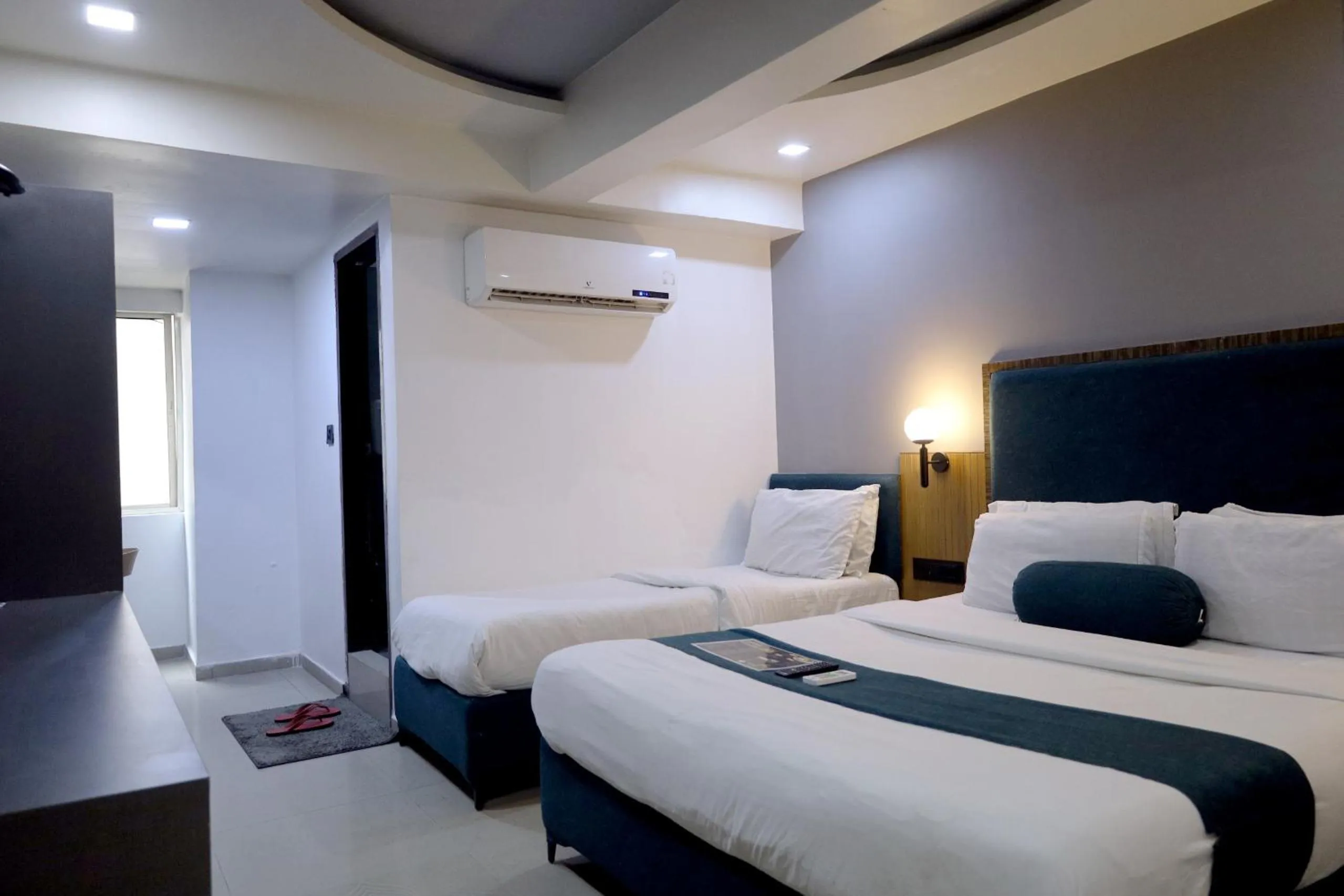 Bedroom, Bed in HOTEL GOLD LEAF