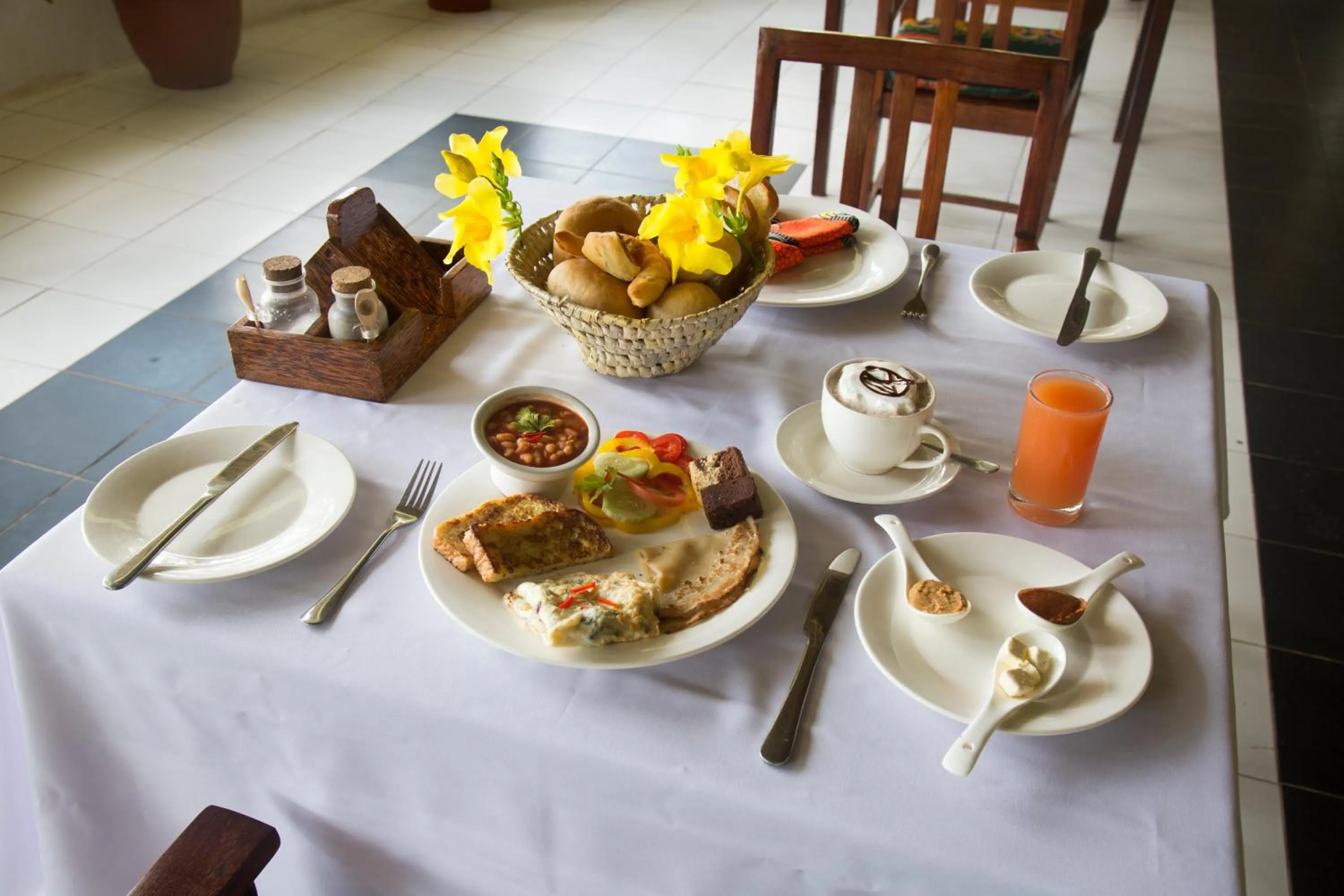 Food and drinks in Antonio Beach Tree House Hotel & Spa