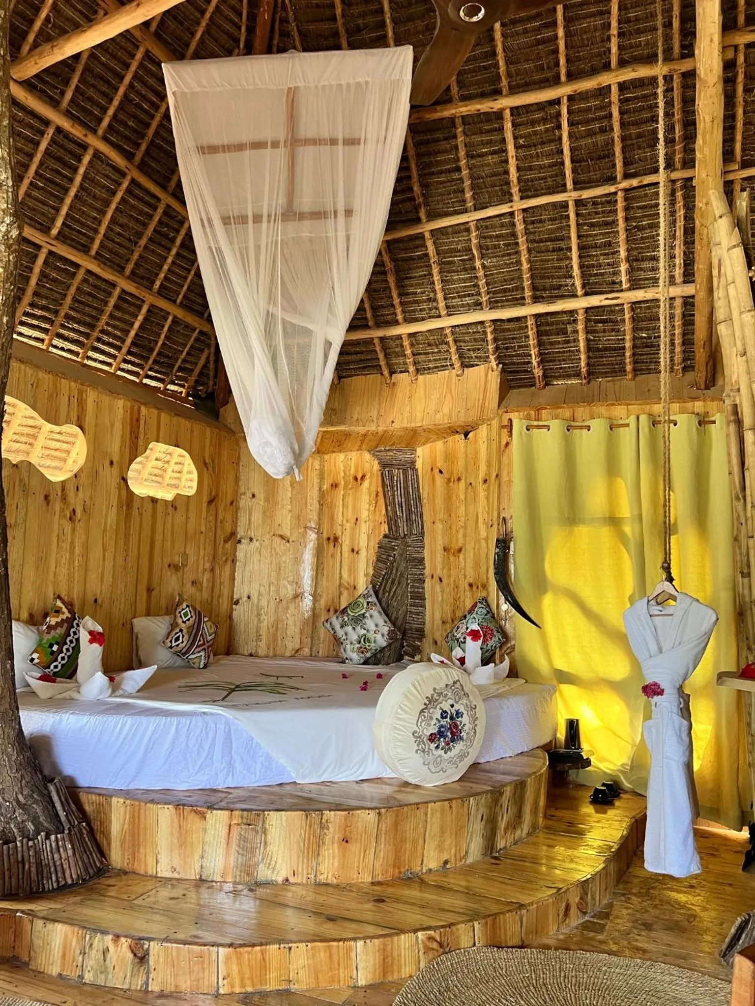 Bed in Antonio Beach Tree House Hotel & Spa