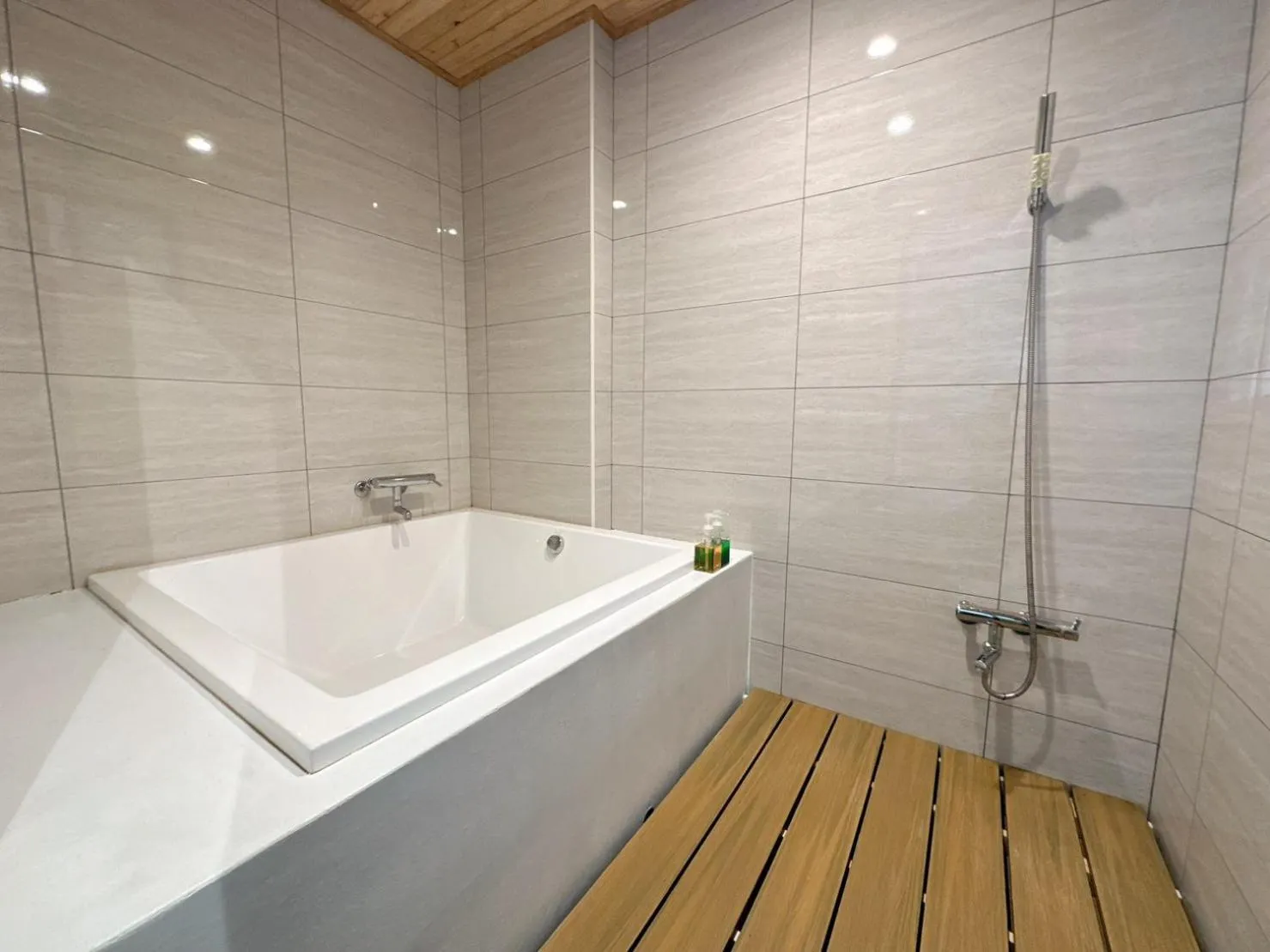 Shower in 9 Tan Yuan Homestay