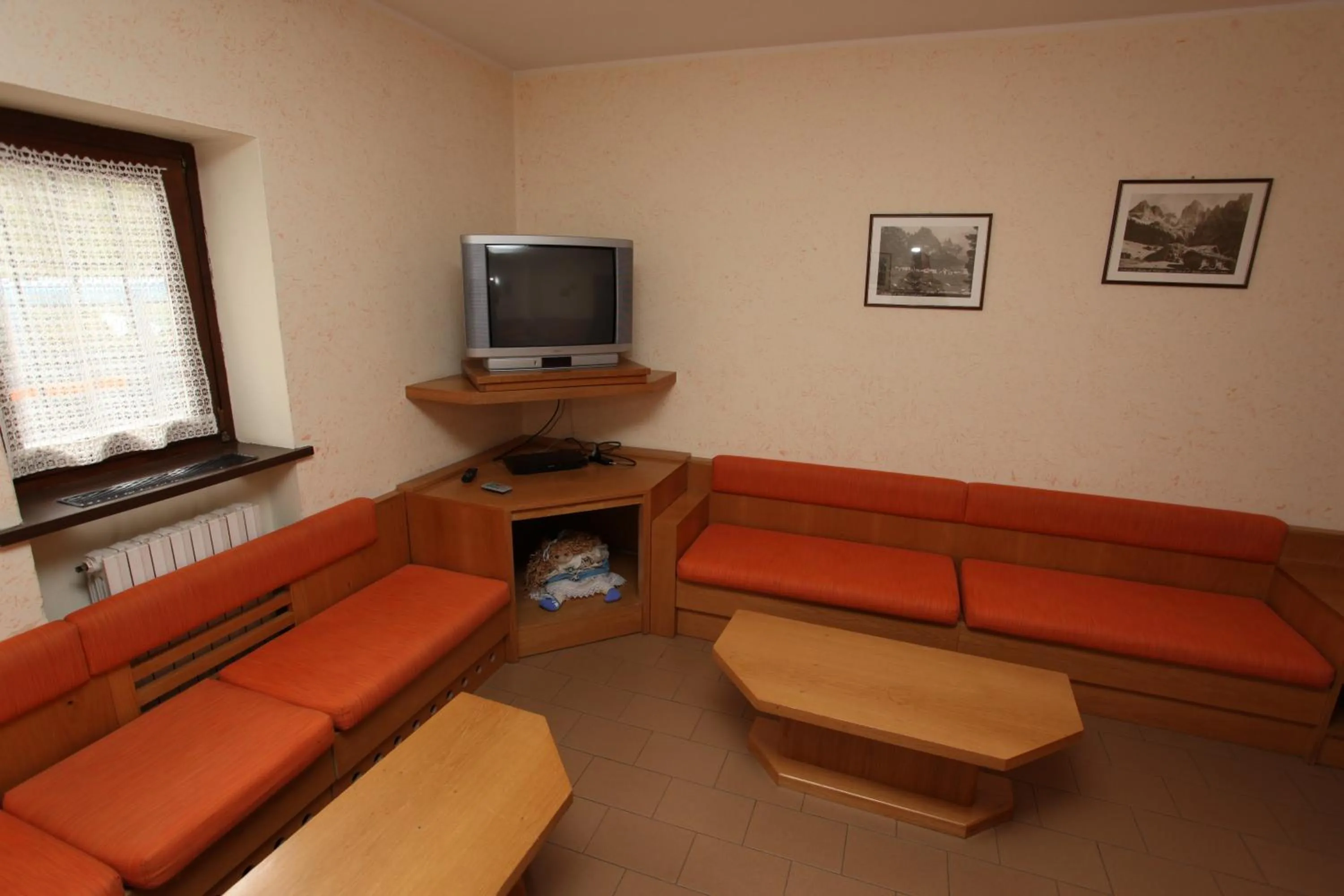 Communal lounge/ TV room in GH Hotel Fratazza