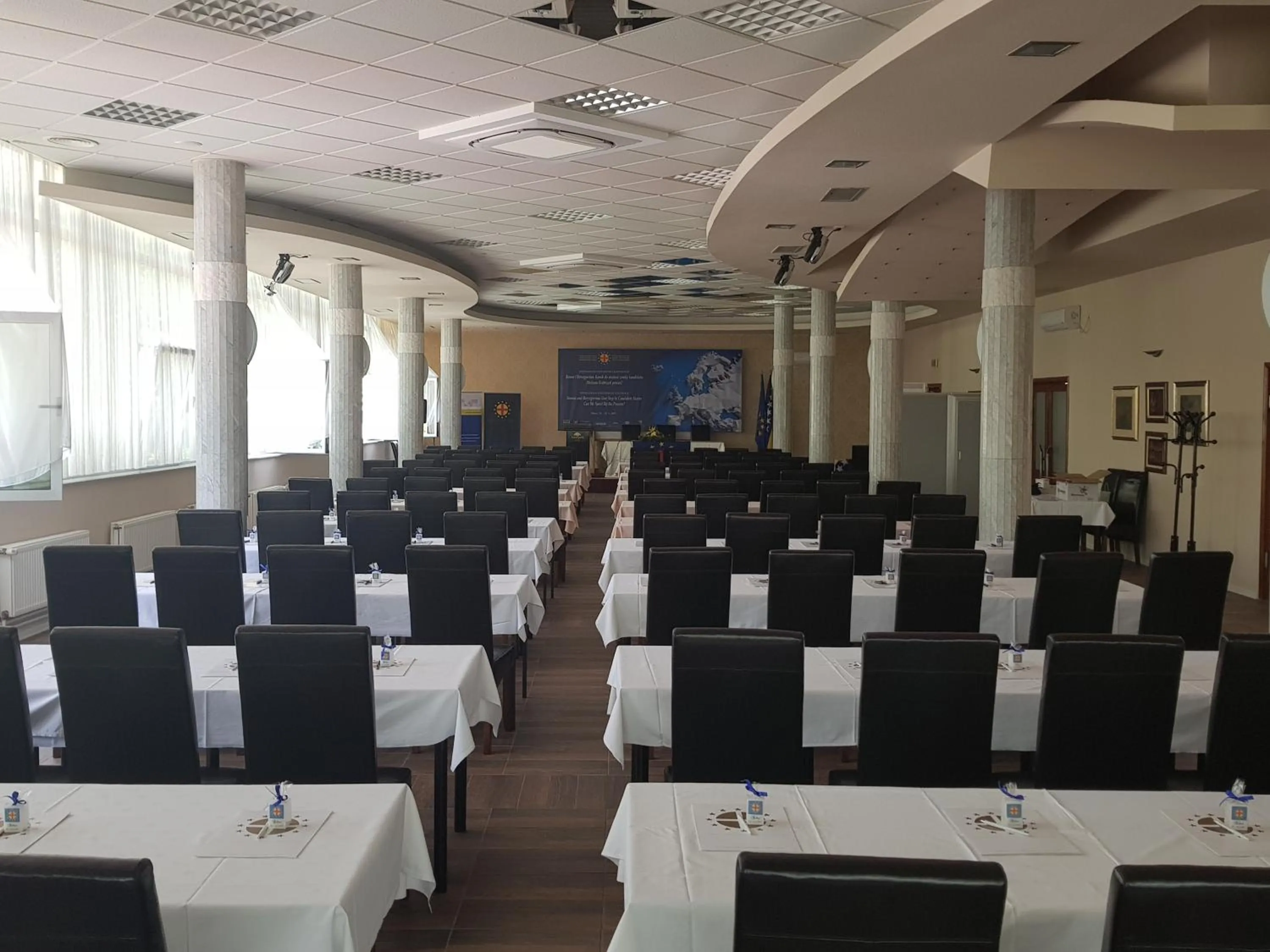 Restaurant/places to eat in Park Hotel