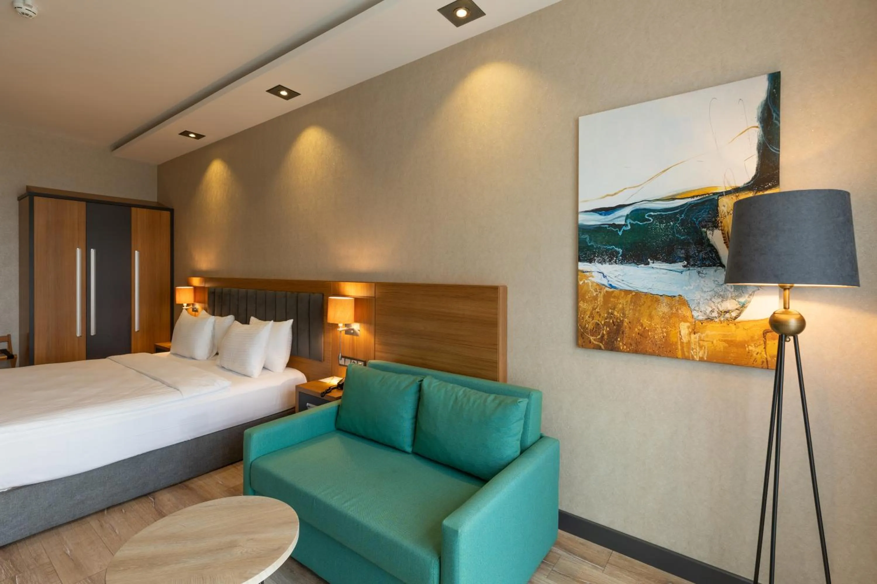 Seating area, Bed in Holiday Inn - Trabzon-East by IHG