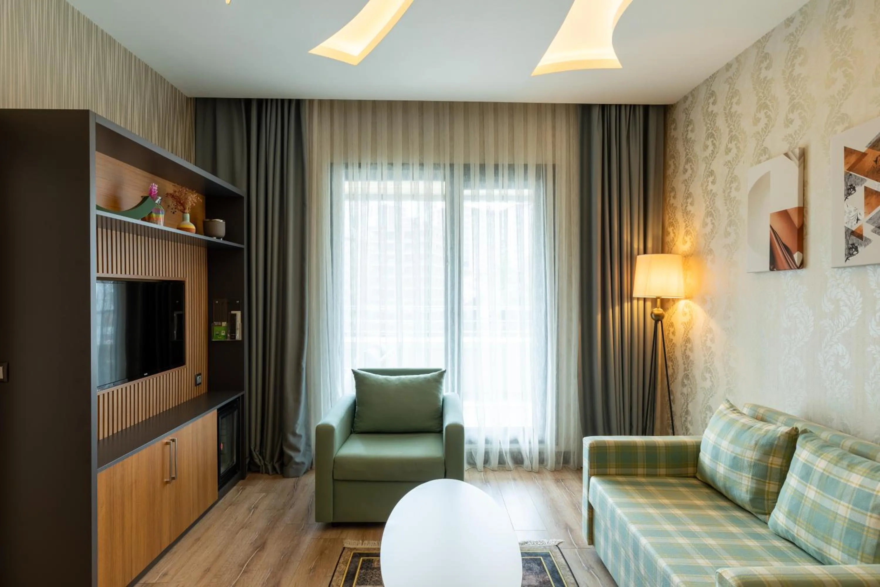 Communal lounge/ TV room in Holiday Inn - Trabzon-East by IHG