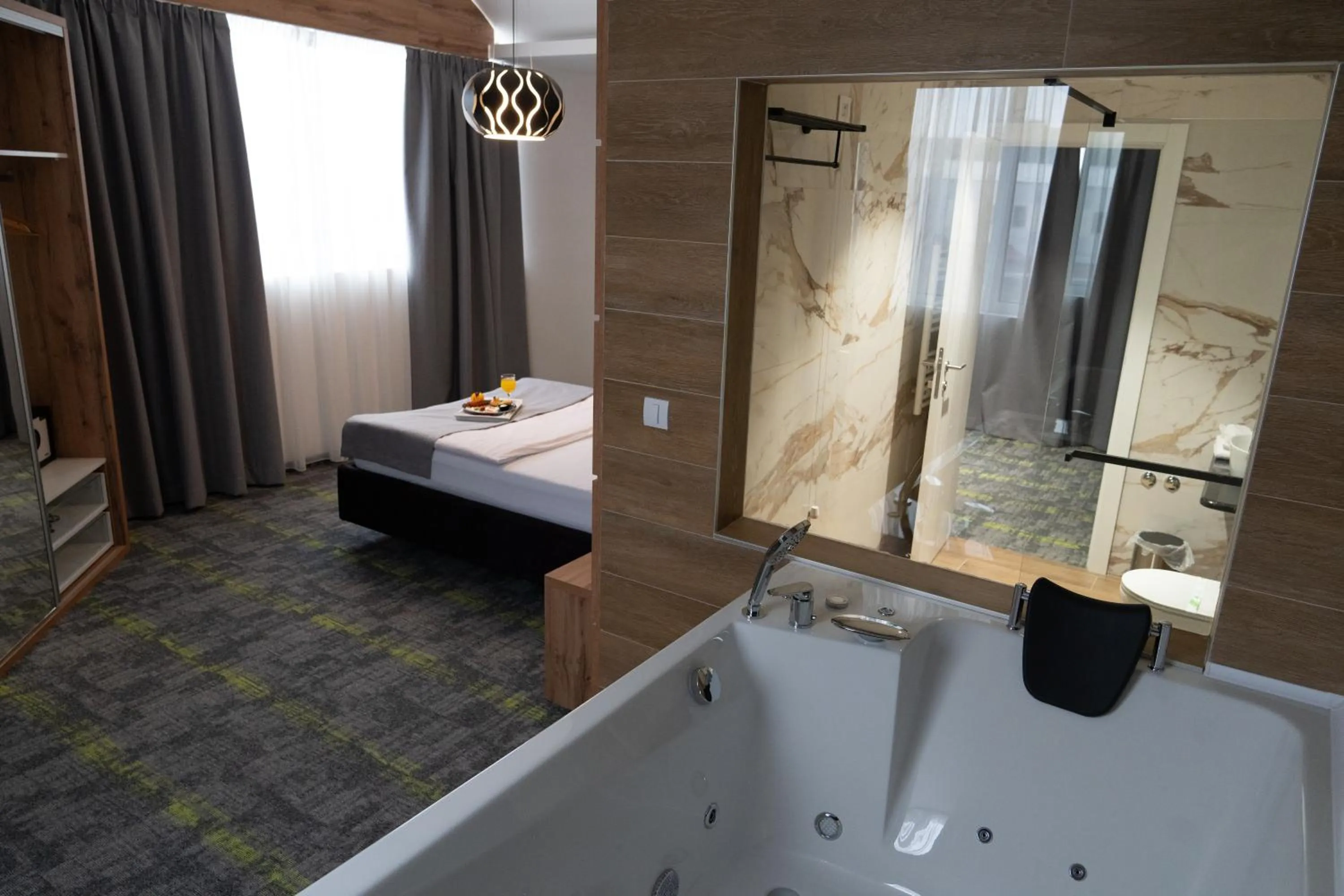 Hot Tub, Bed in Hotel Grand