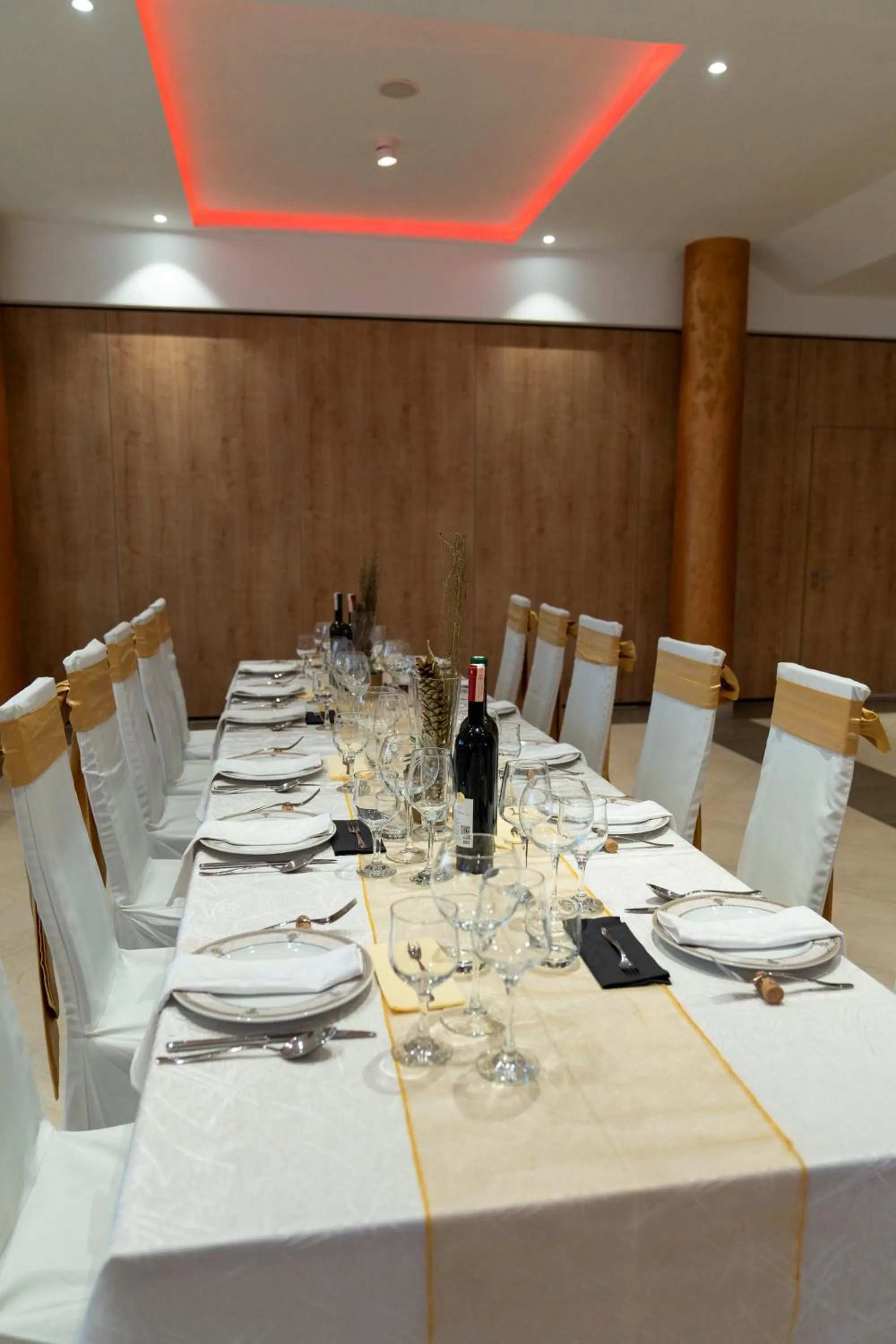 Restaurant/places to eat in Hotel Grand