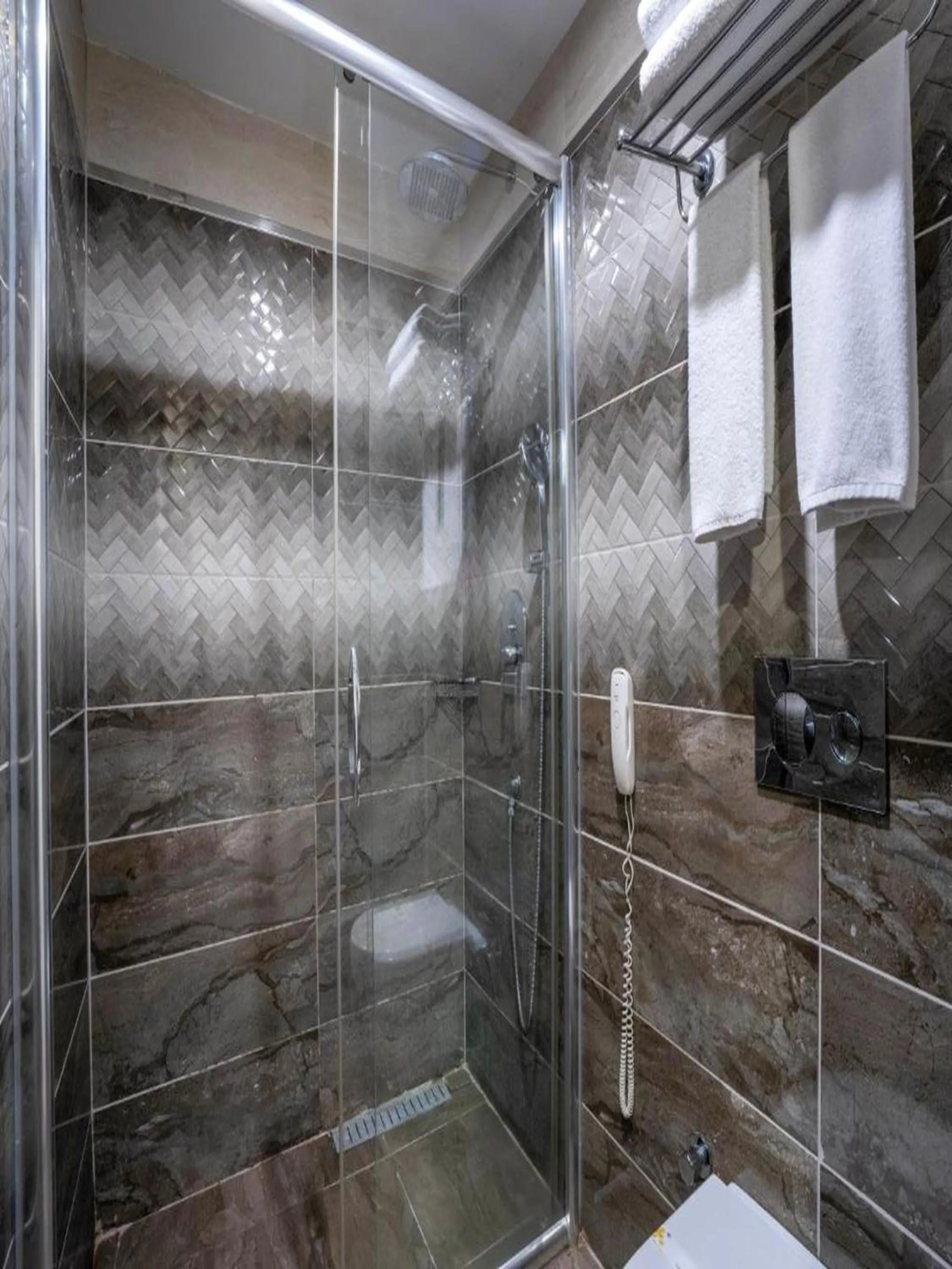 Shower in Actuel Life Hotel