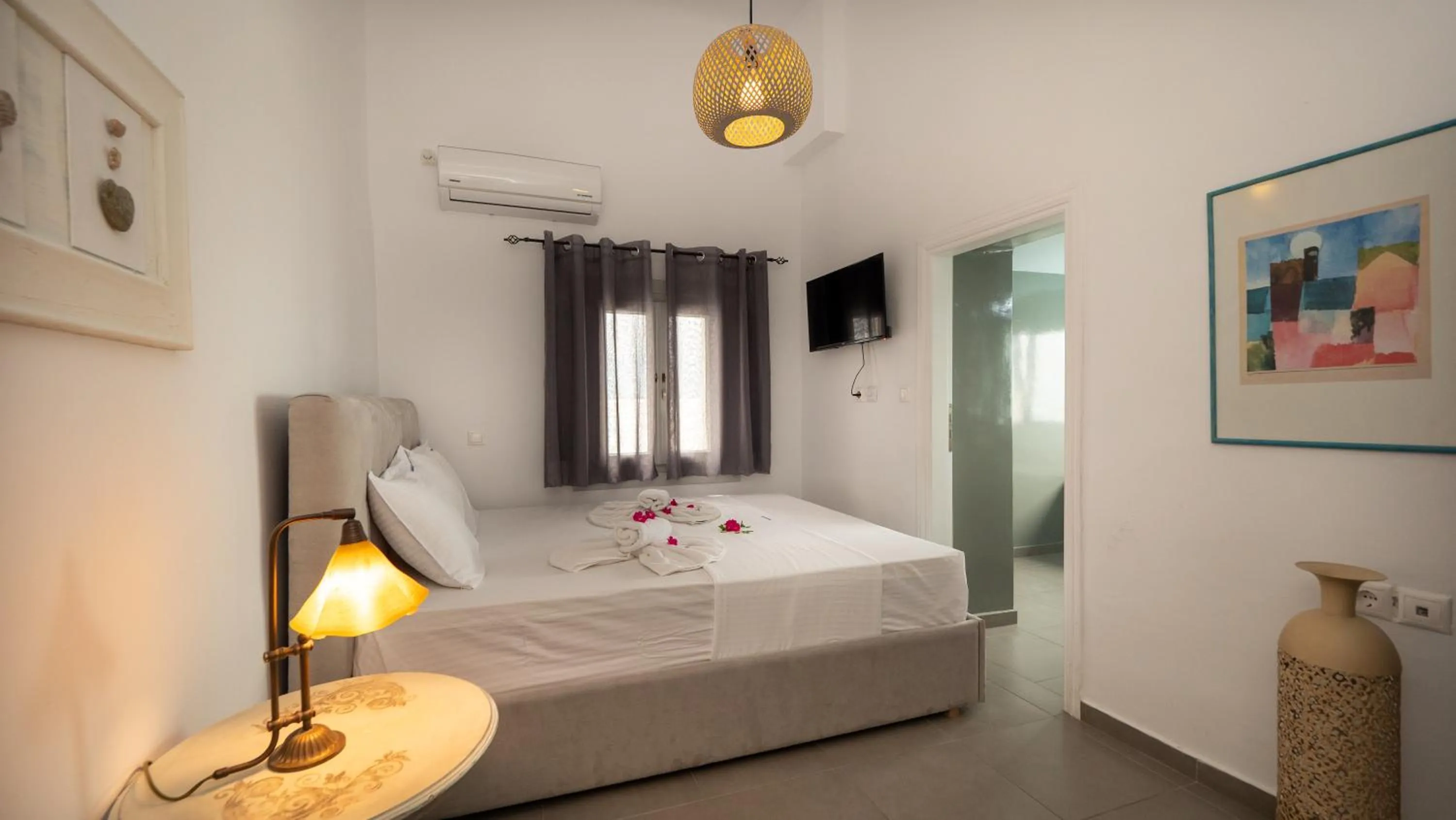 Bed in NEOKLASSIKO KOUKOULI