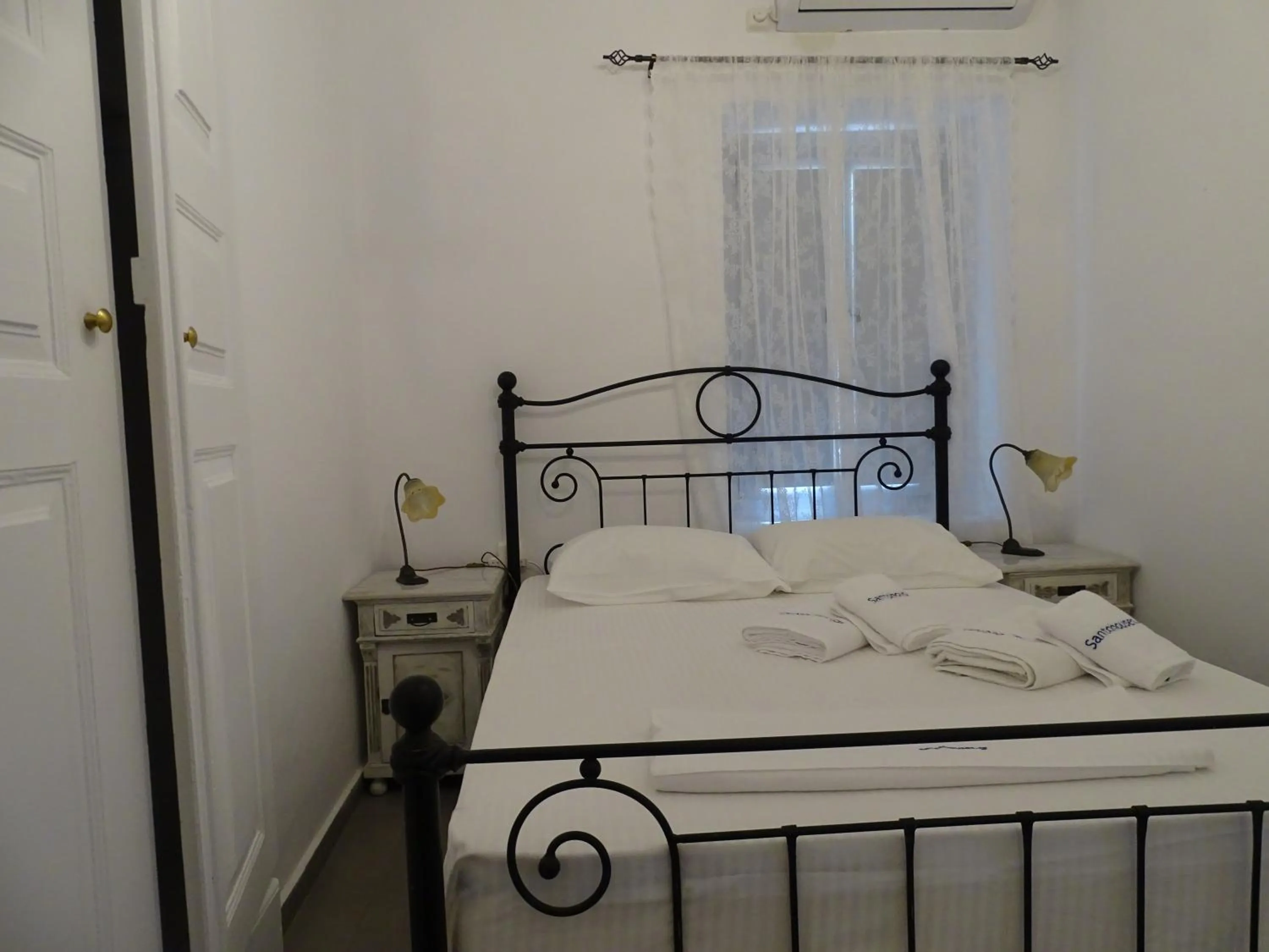 Bed in NEOKLASSIKO KOUKOULI