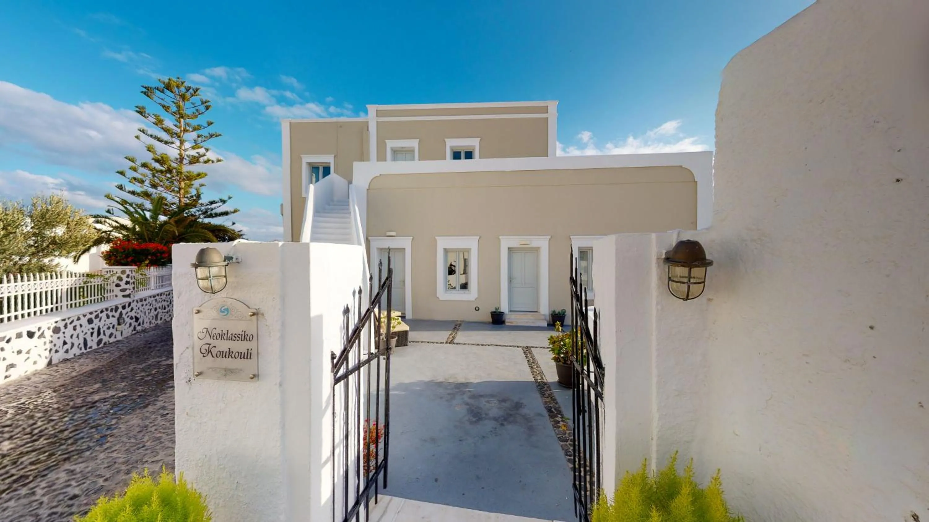 Facade/entrance in NEOKLASSIKO KOUKOULI