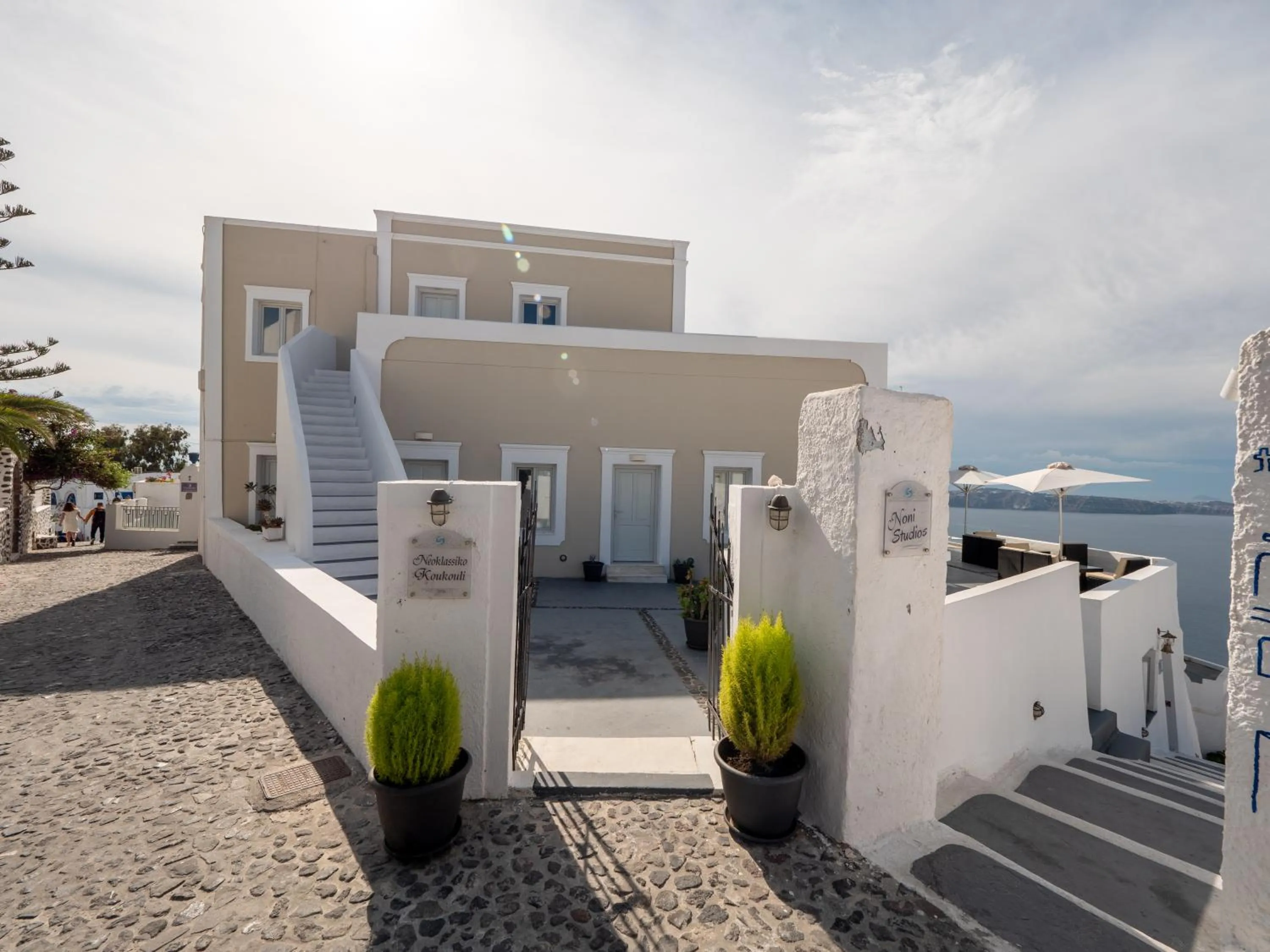 Facade/entrance in NEOKLASSIKO KOUKOULI