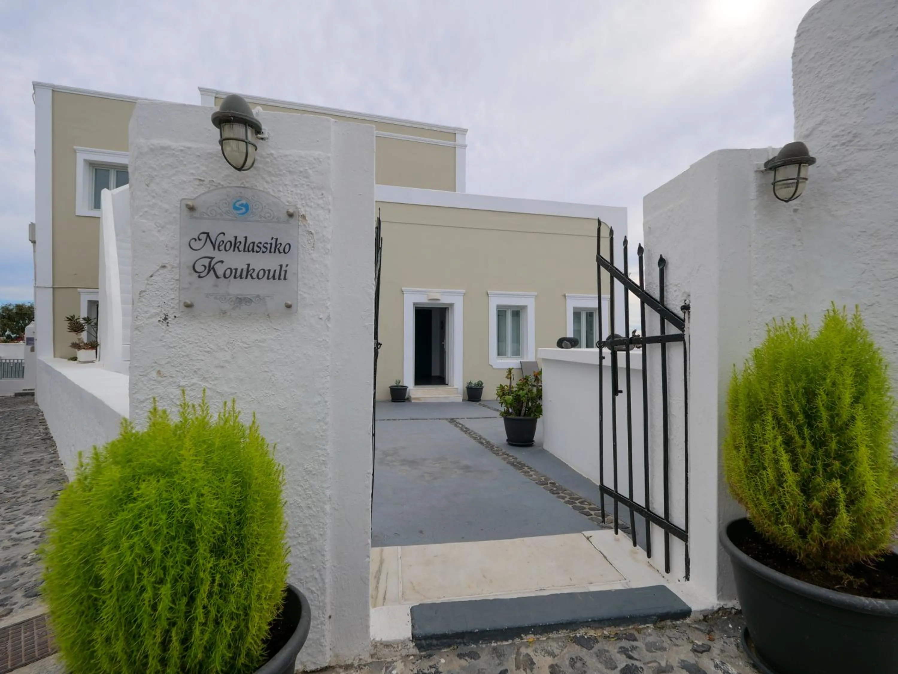 Facade/entrance in NEOKLASSIKO KOUKOULI