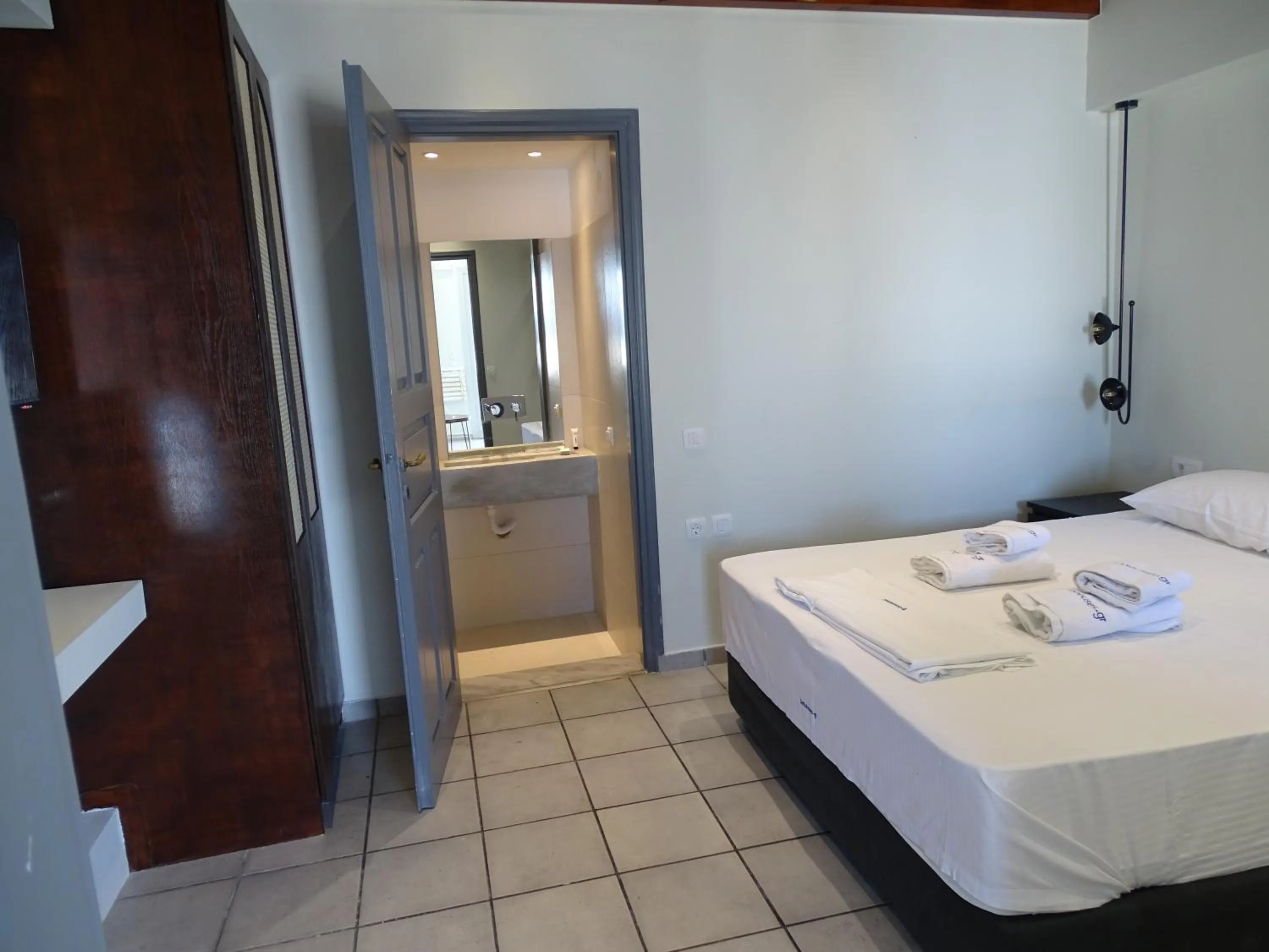 Bed in NEOKLASSIKO KOUKOULI