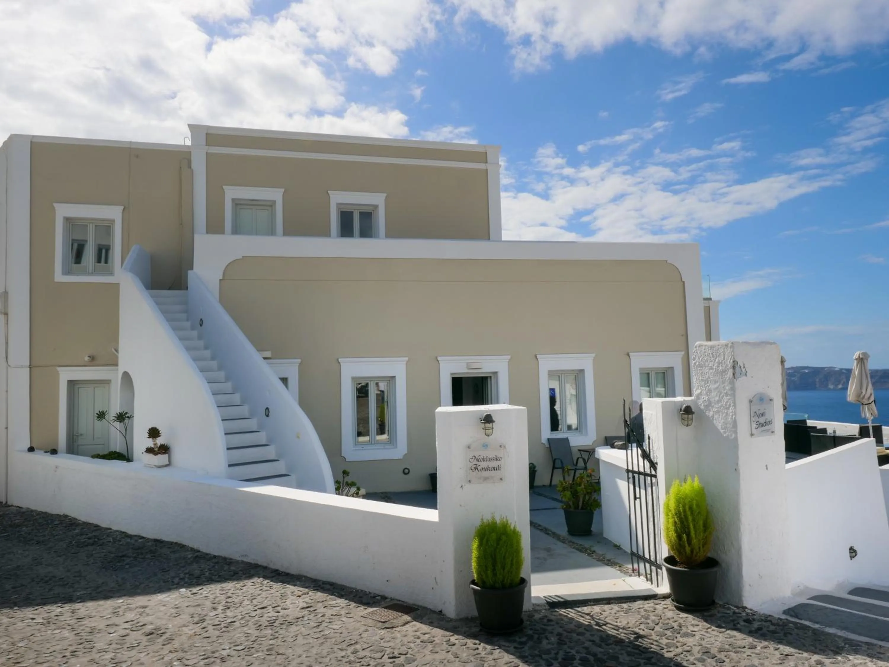 Facade/entrance in NEOKLASSIKO KOUKOULI