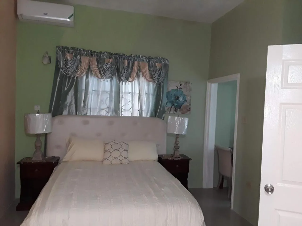 Swimming pool, Bed in Dela de-Rose Guest House Negril Jamaica