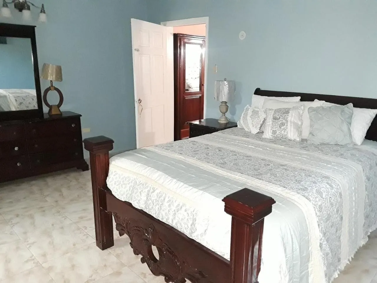 Bed in Dela de-Rose Guest House Negril Jamaica
