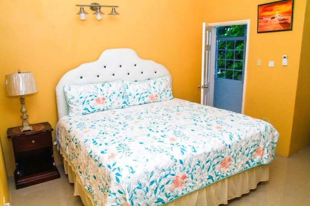 Swimming pool, Bed in Dela de-Rose Guest House Negril Jamaica