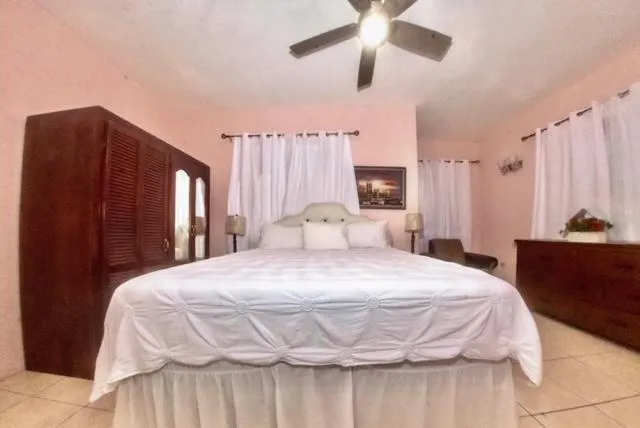 Bed in Dela de-Rose Guest House Negril Jamaica