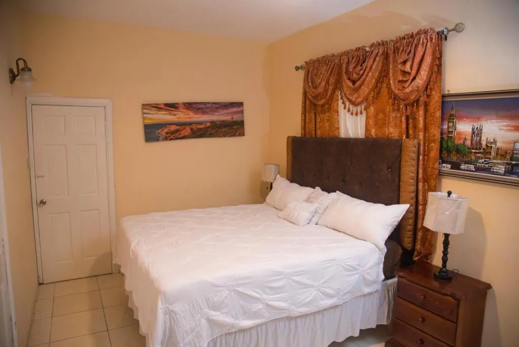 Bed in Dela de-Rose Guest House Negril Jamaica