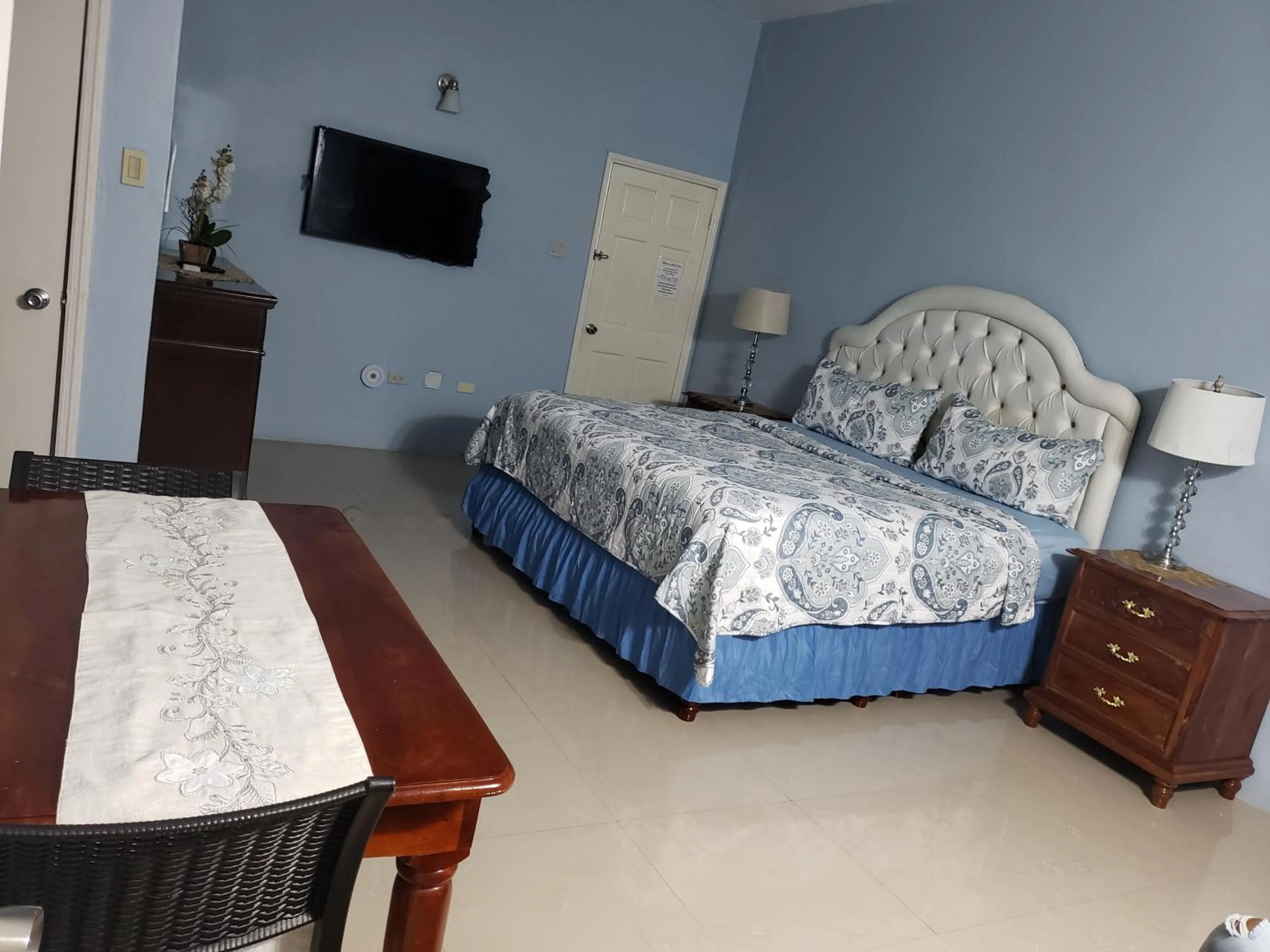 Bed in Dela de-Rose Guest House Negril Jamaica