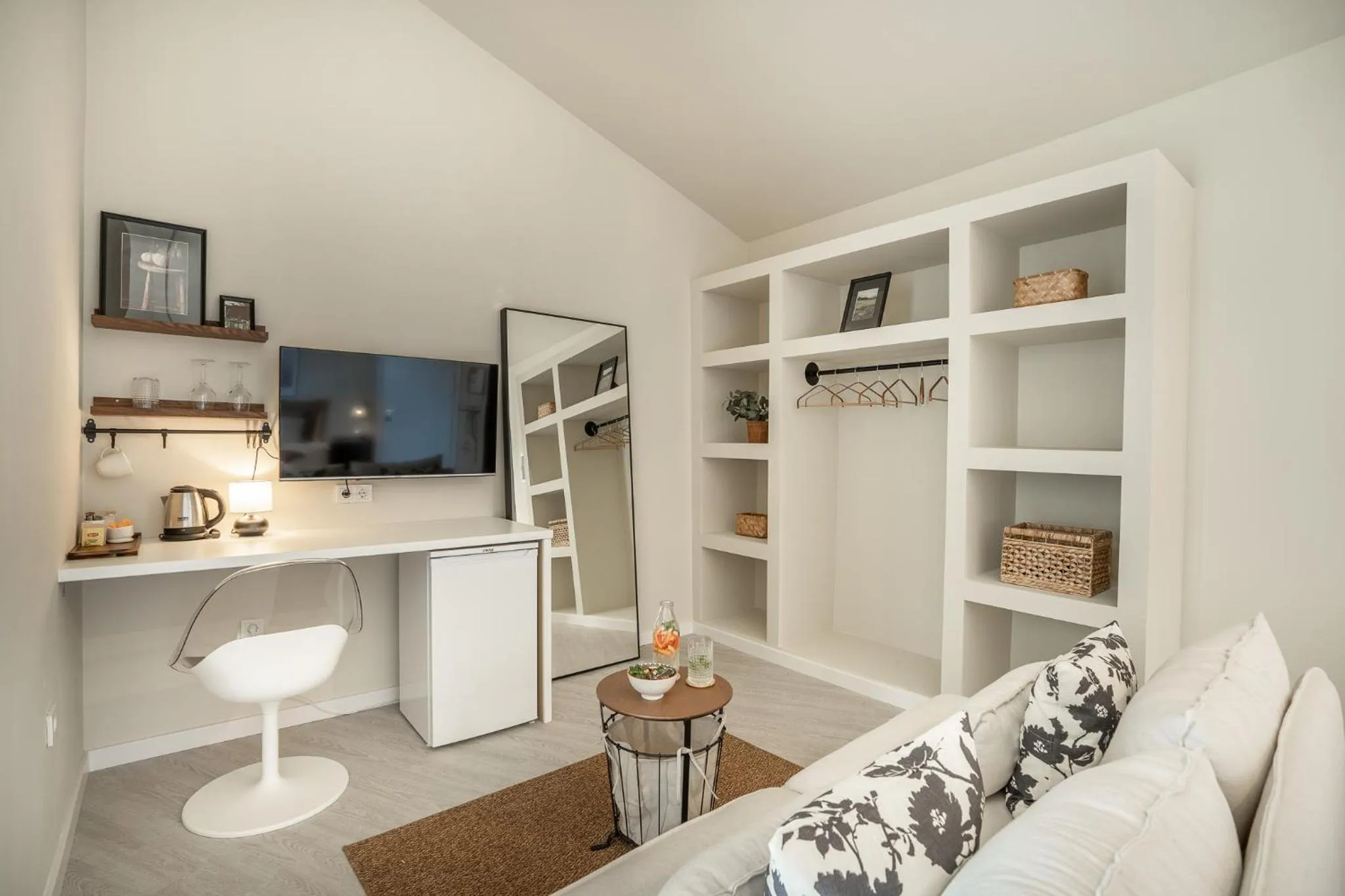 TV and multimedia in Payava Hotel by True Blue