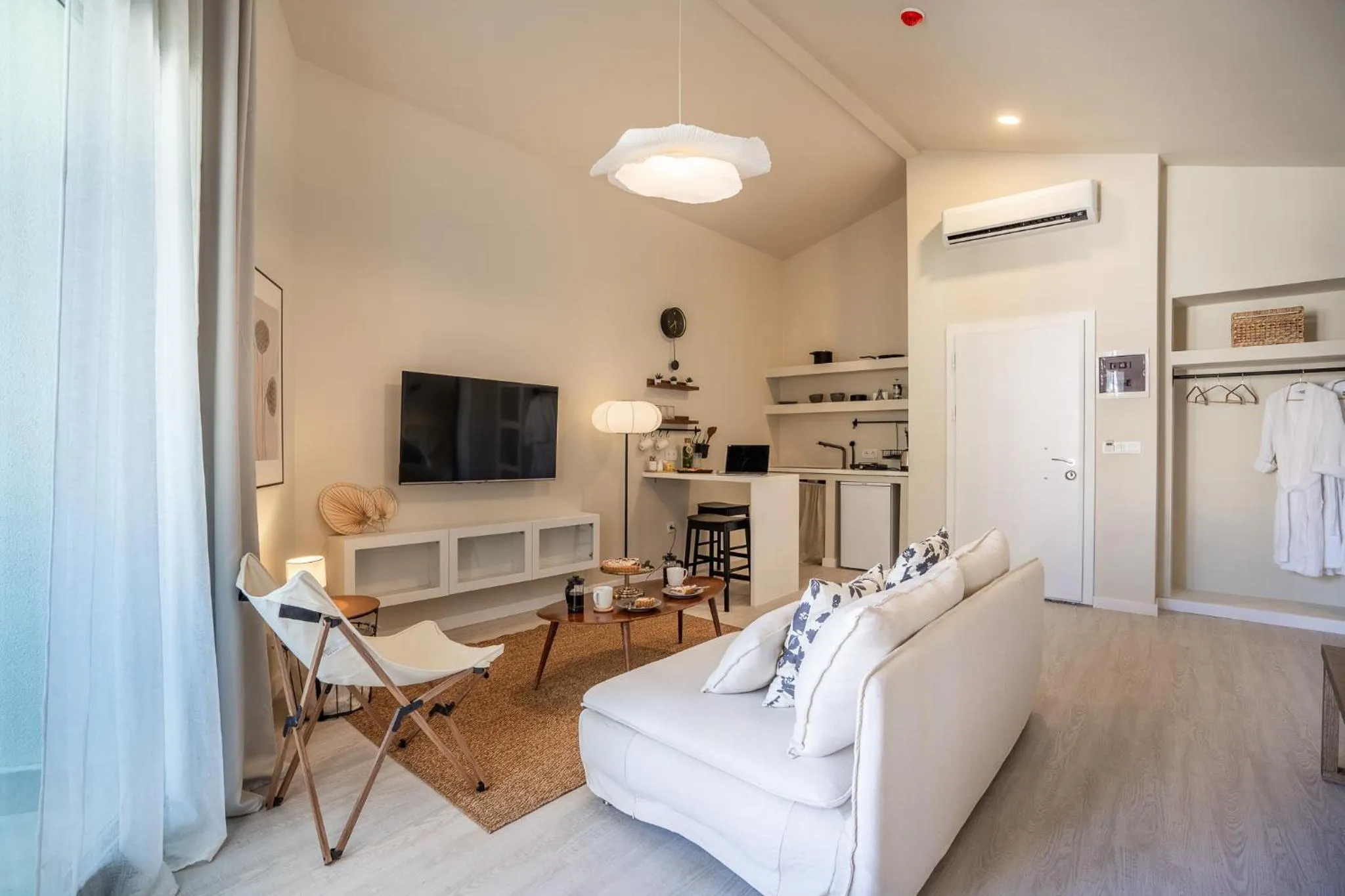 TV and multimedia in Payava Hotel by True Blue