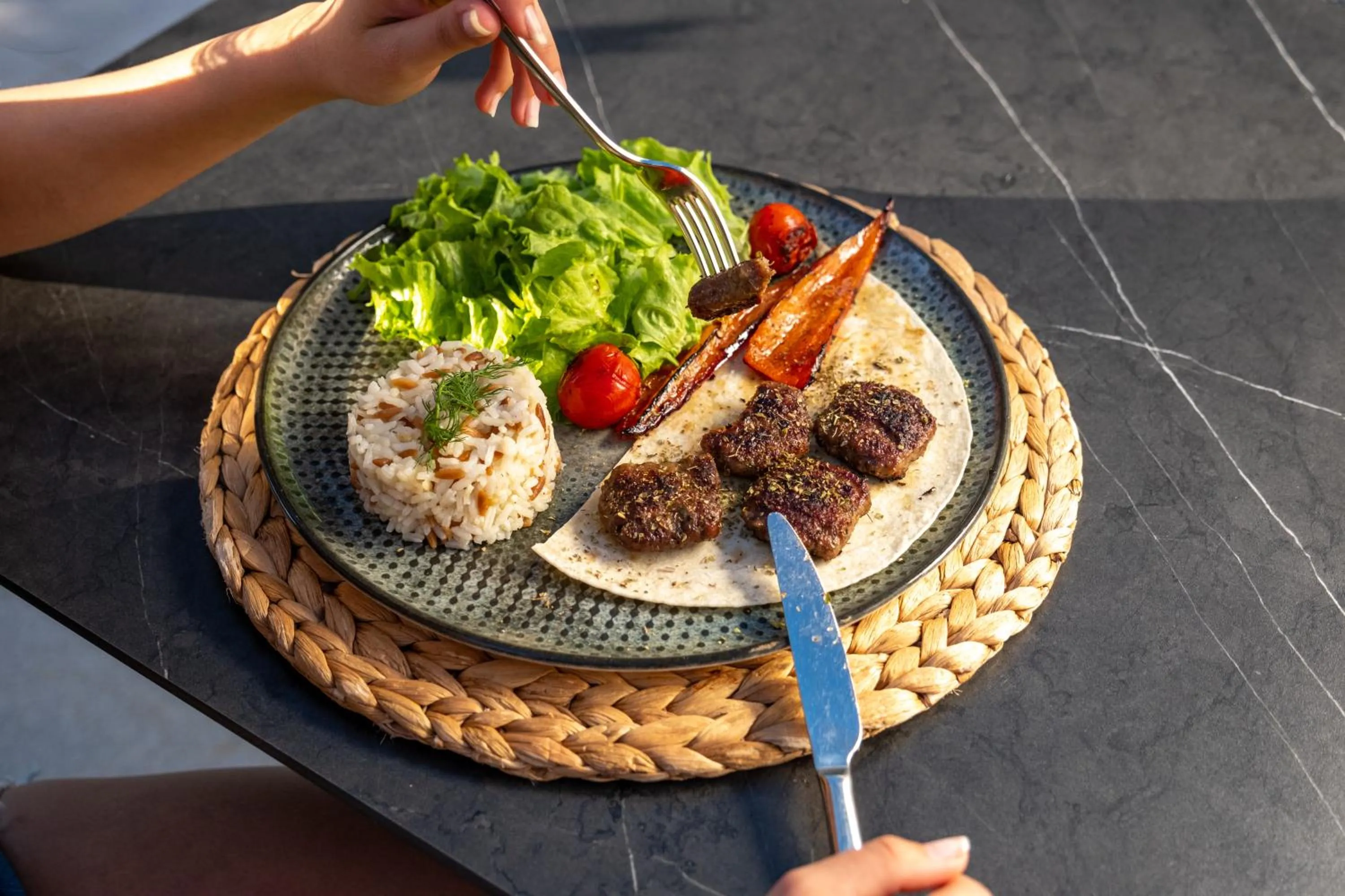 Restaurant/places to eat in Payava Hotel by True Blue