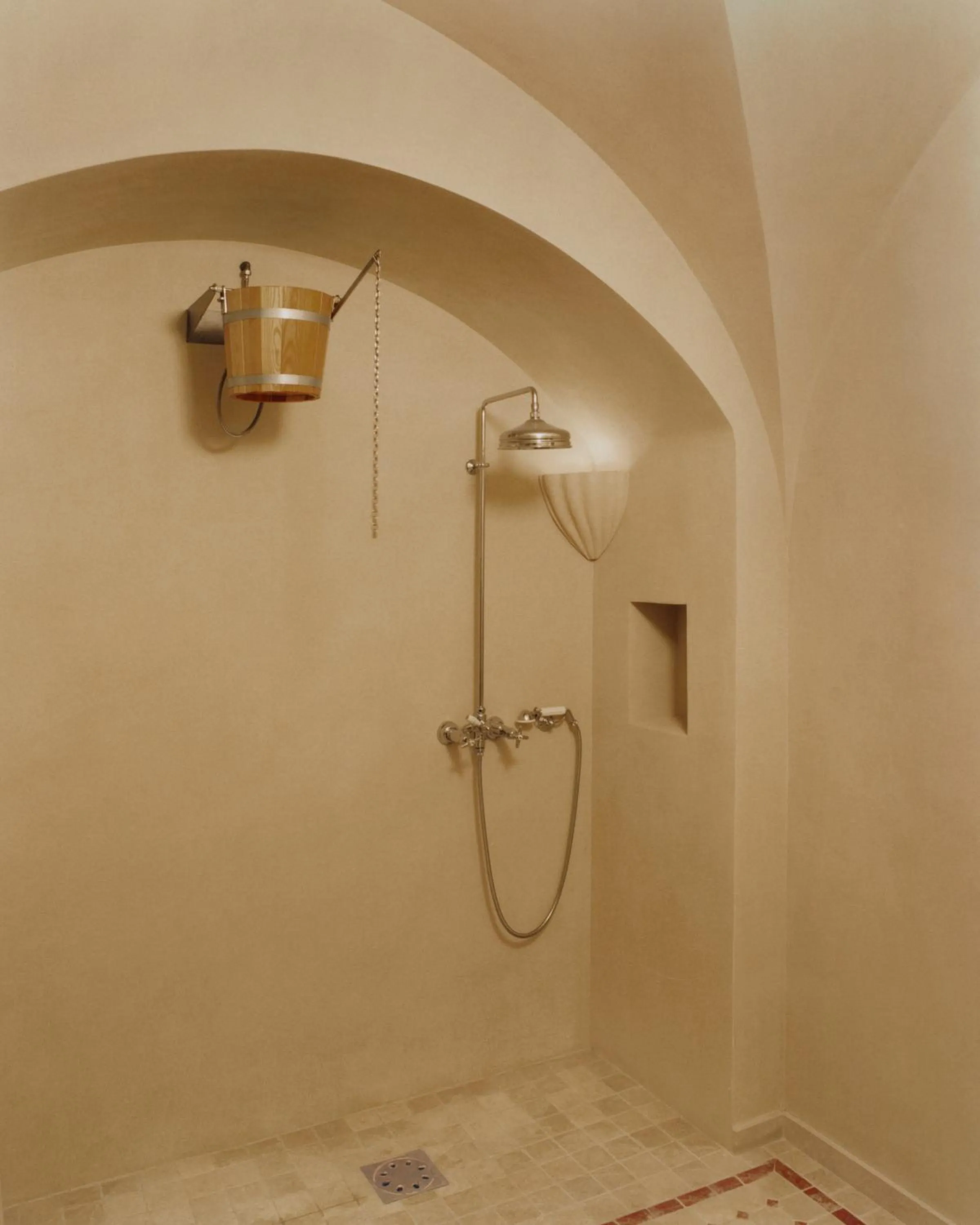 Shower in Château Voltaire