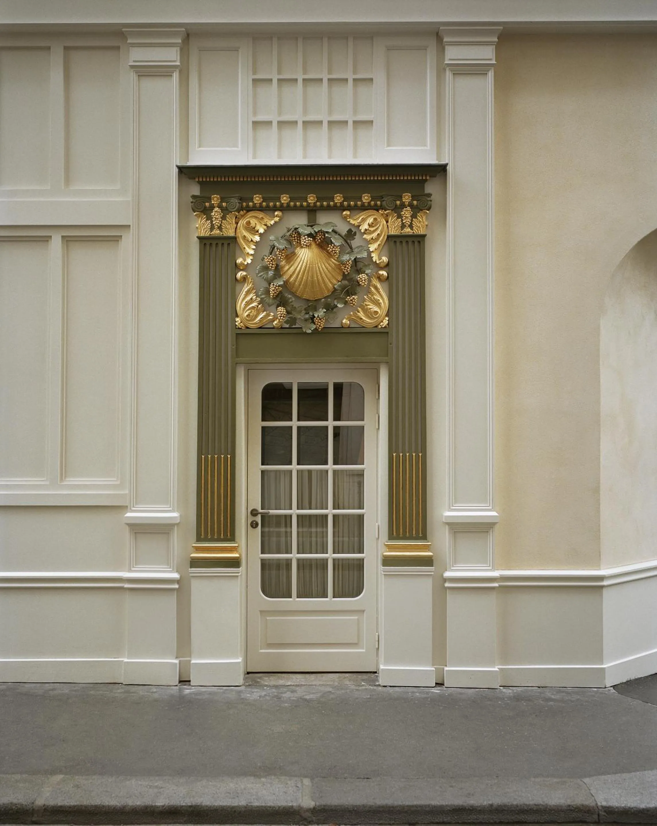 Facade/entrance in Château Voltaire