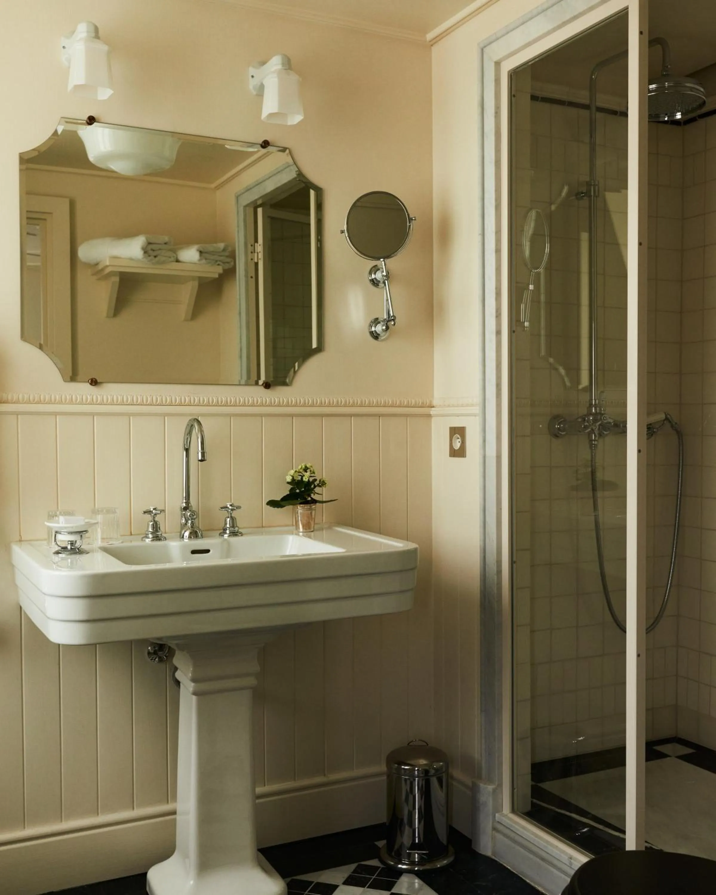 Shower in Château Voltaire