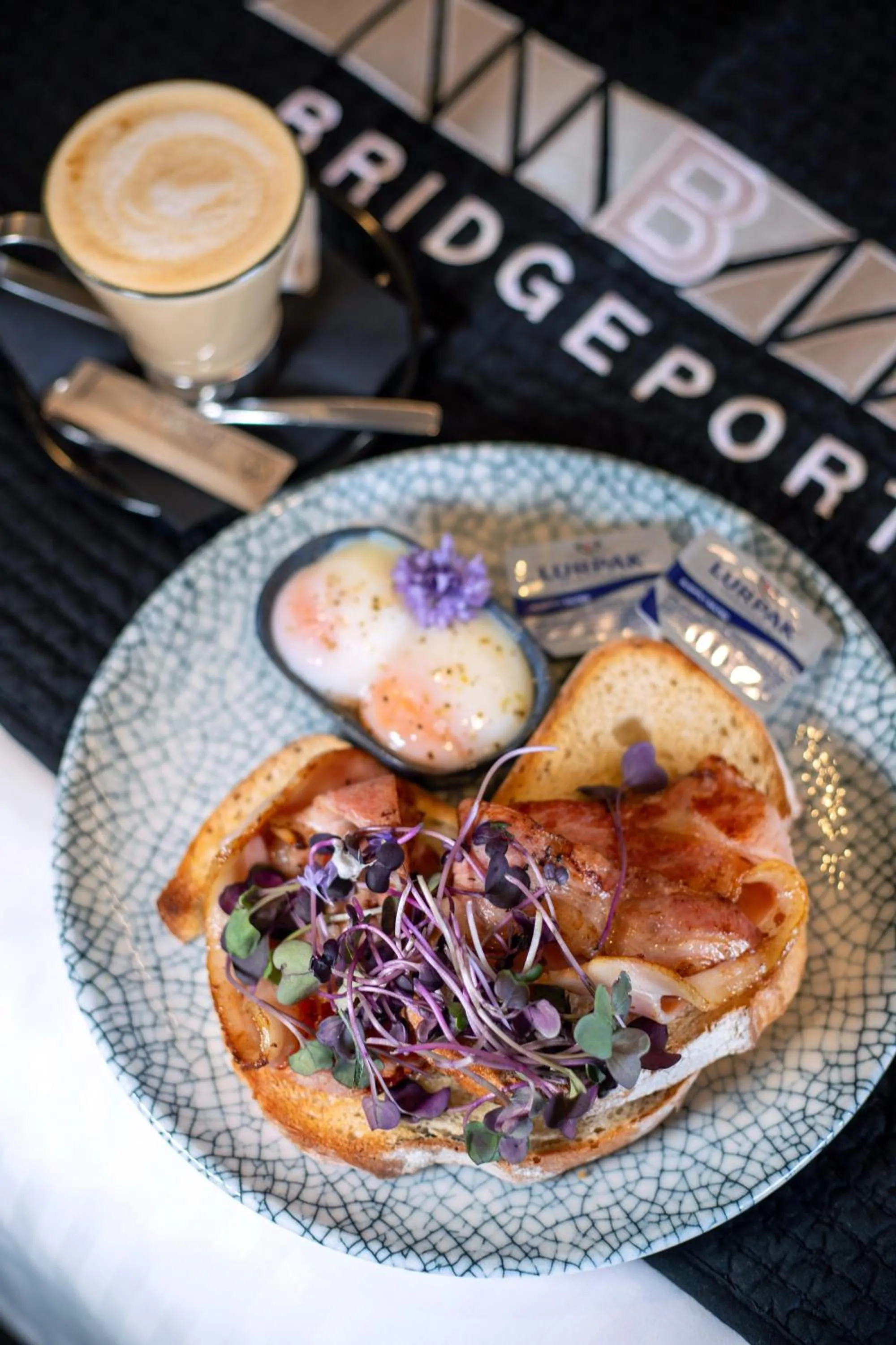 Restaurant/places to eat in Bridgeport Hotel