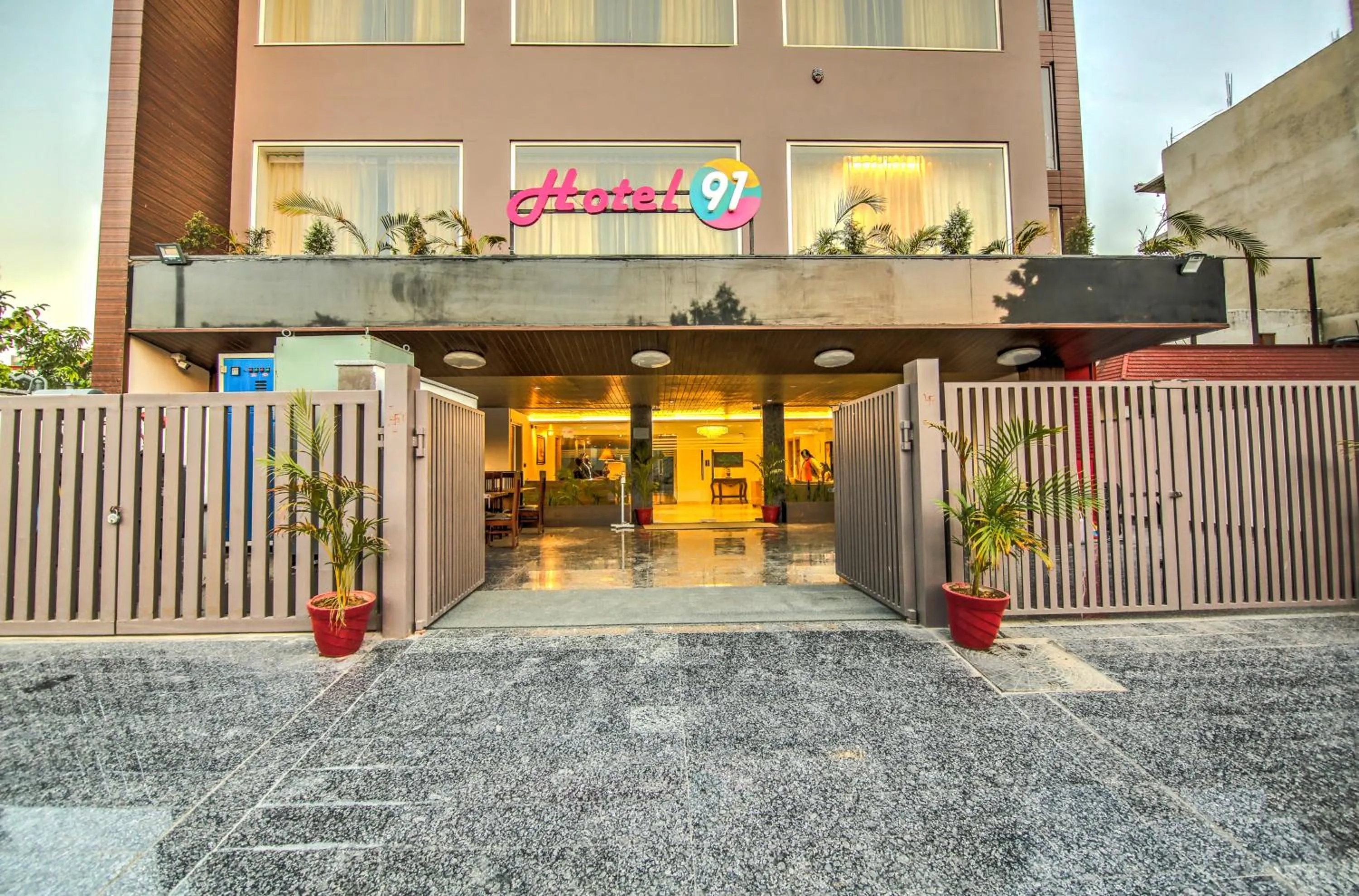 Facade/entrance in Hotel 91 Huda City Centre