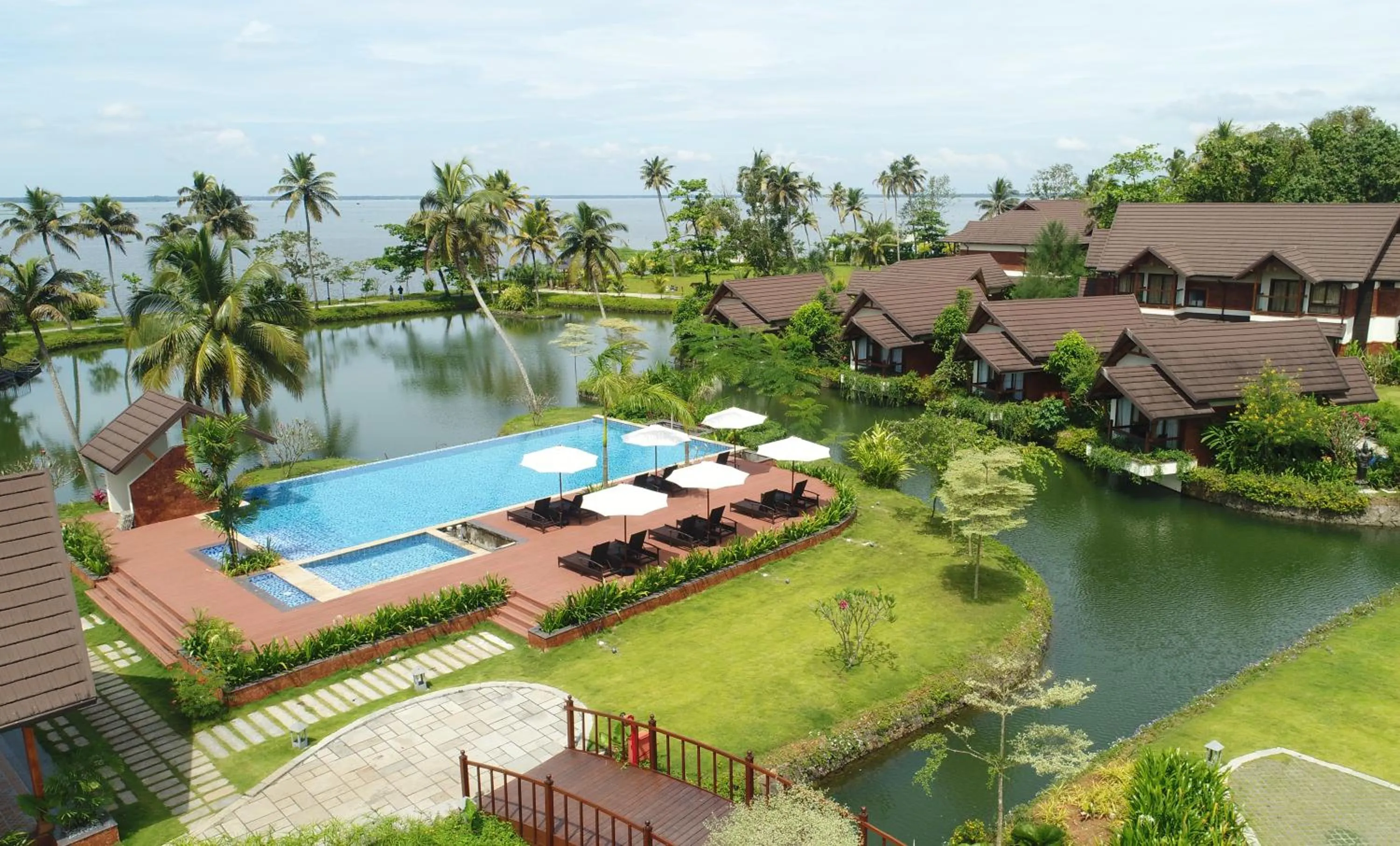 Swimming pool in Gokulam Grand Resort & Spa, Kumarakom