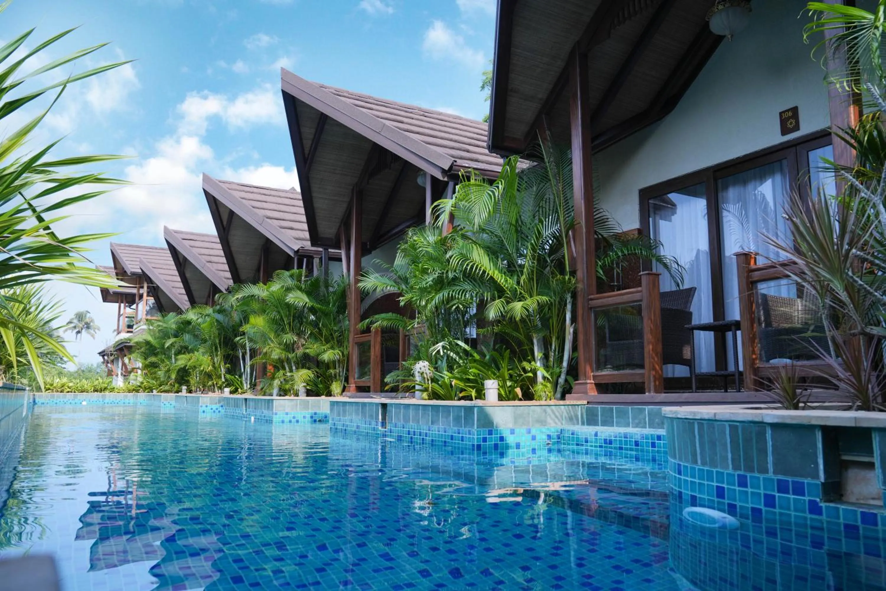 Swimming pool in Gokulam Grand Resort & Spa, Kumarakom